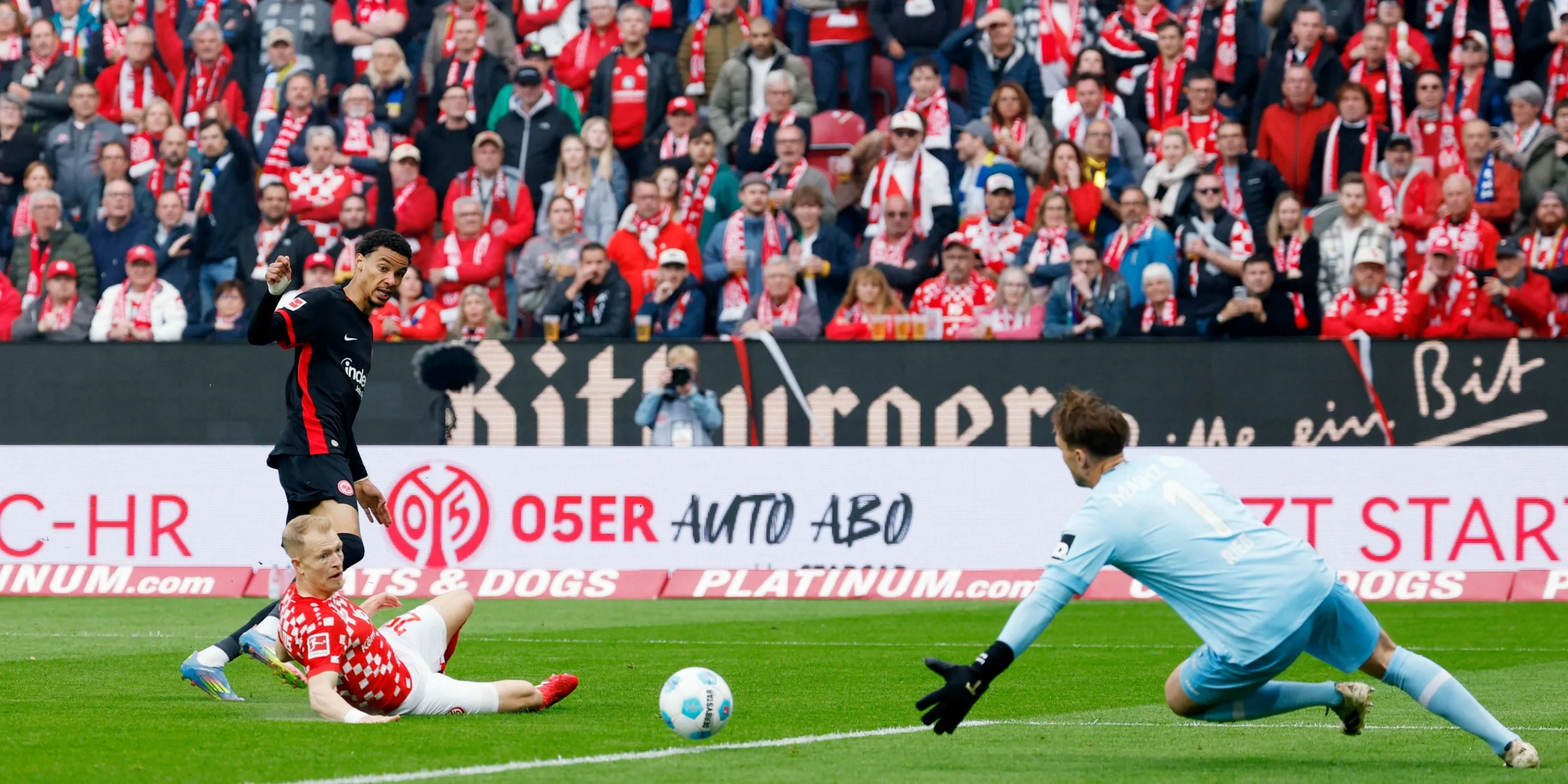 Hugo Ekitike trong màu áo Eintracht Frankfurt tại Bundesliga