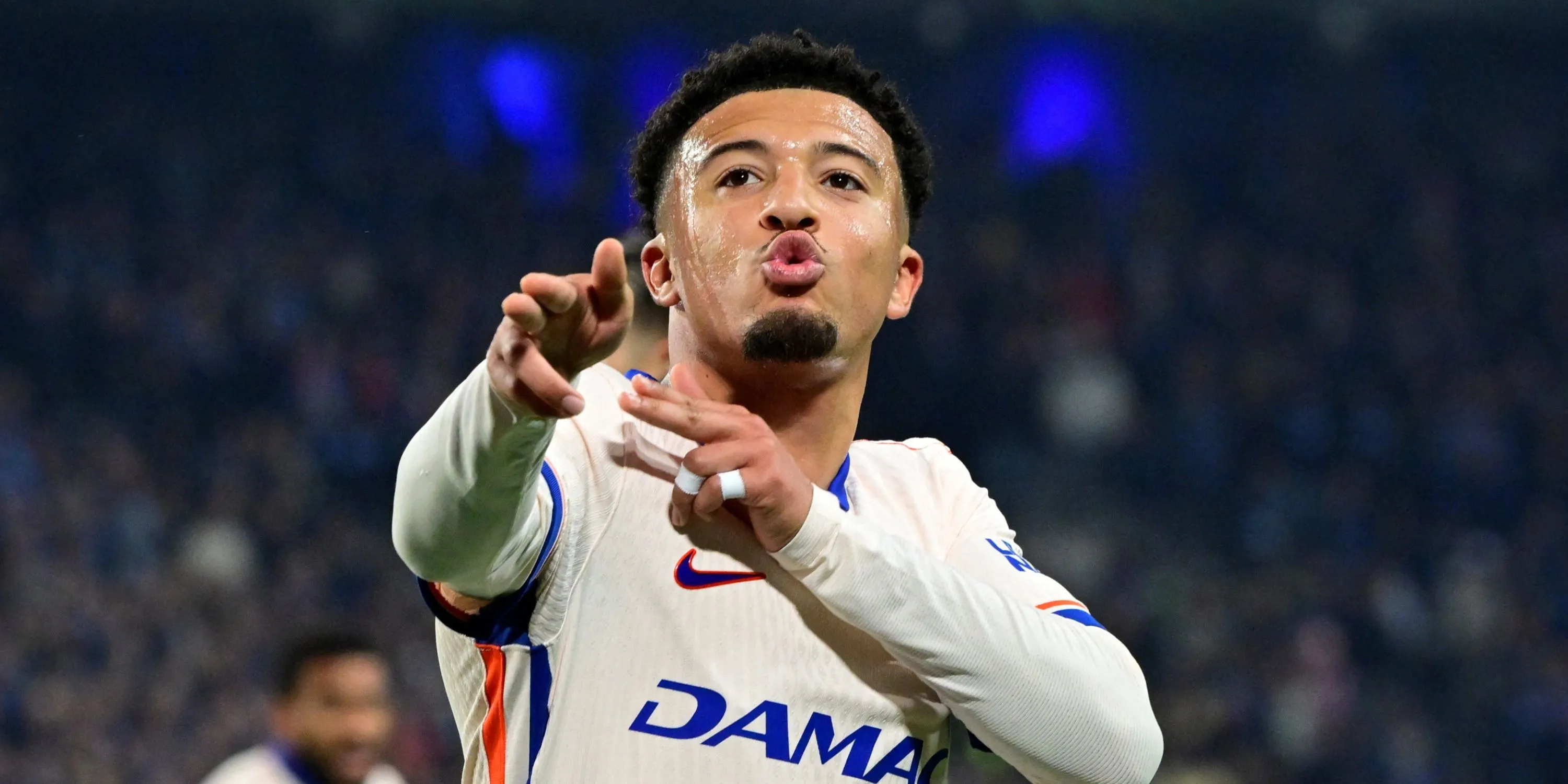 Jadon Sancho thi đấu cho Chelsea