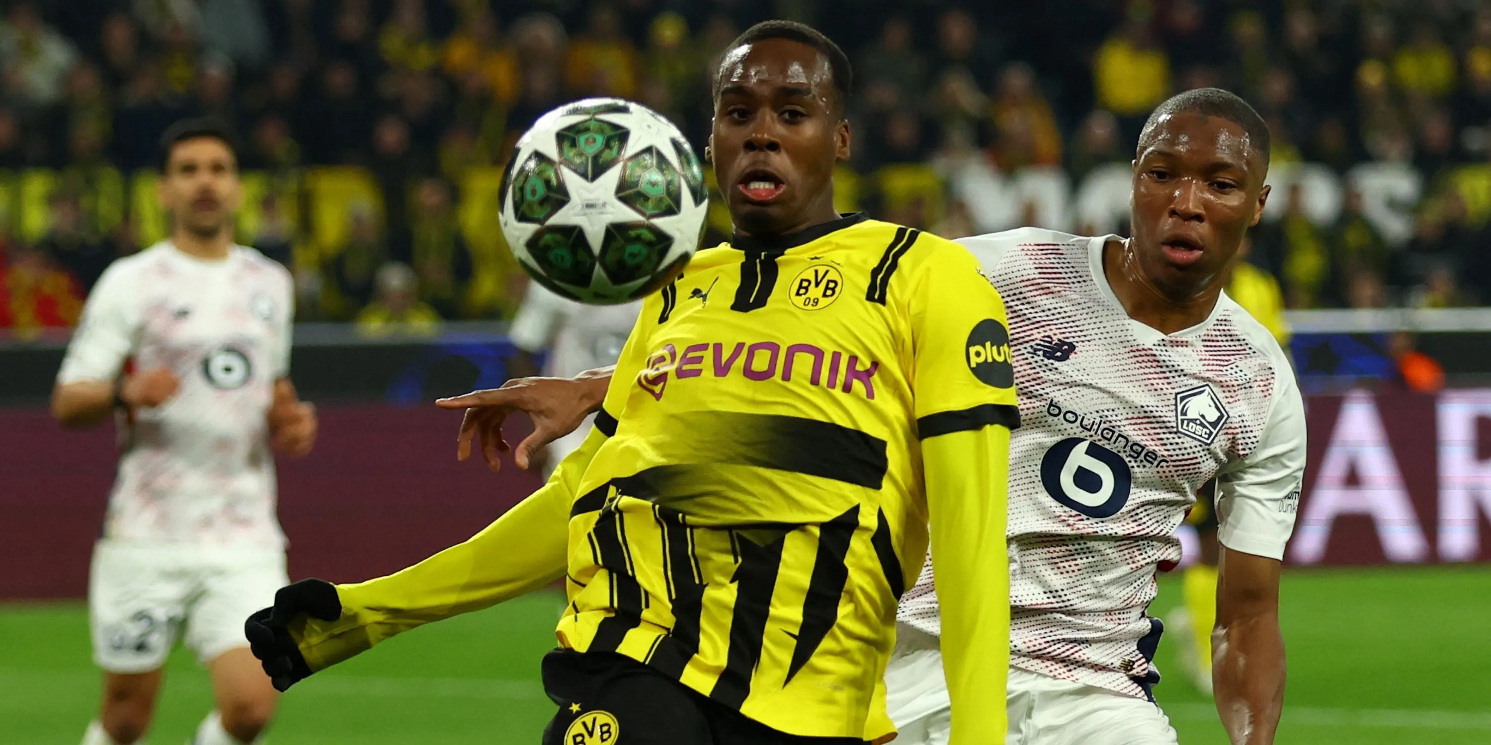 Jamie Bynoe-Gittens của Dortmund đi bóng kỹ thuật trước Bafode Diakite của Lille