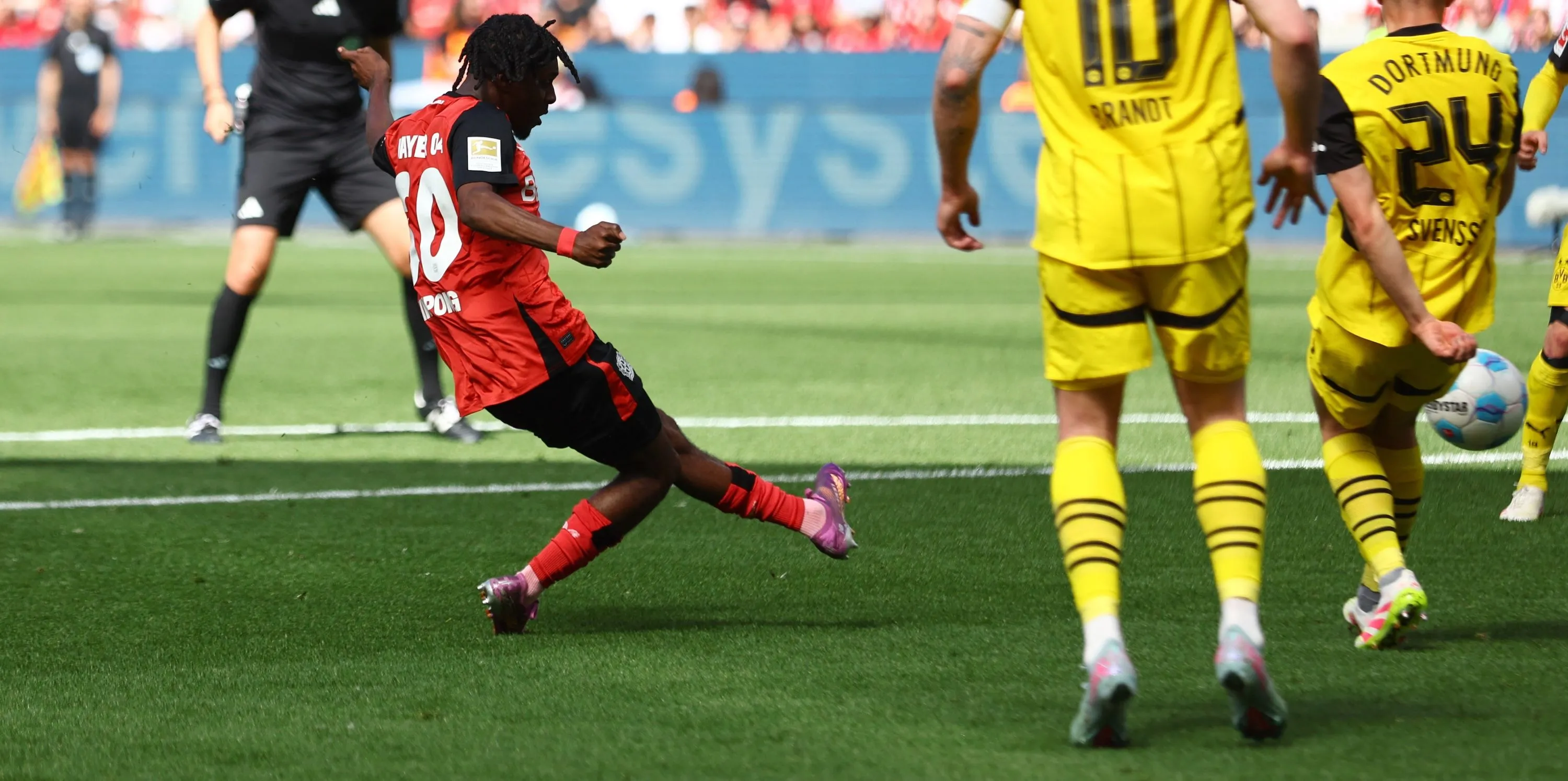 Jeremie Frimpong ăn mừng bàn thắng cho Bayer Leverkusen