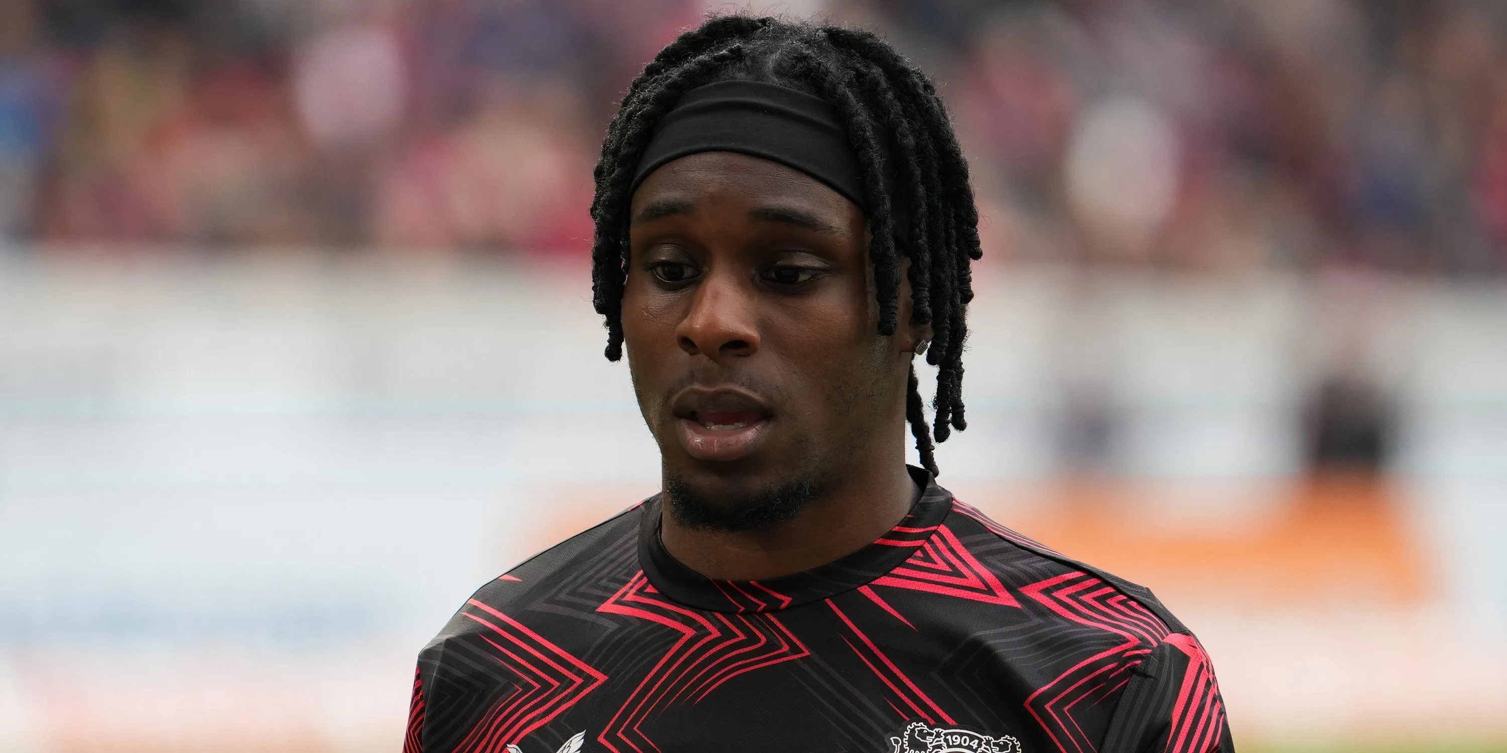Jeremie Frimpong khởi động trước trận đấu cho Bayer Leverkusen - mục tiêu chuyển nhượng của Liverpool