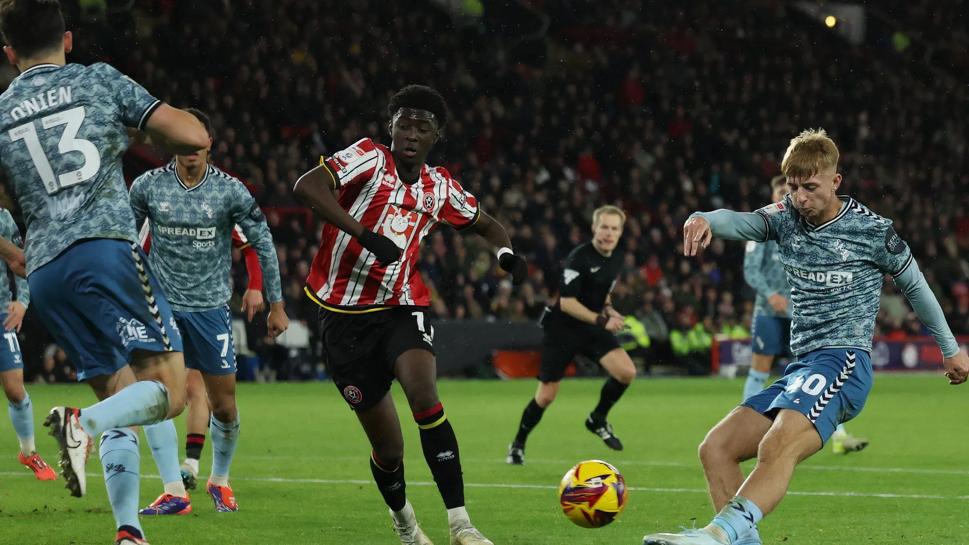 Jesurun Rak-Sakyi trong màu áo Sheffield United đối đầu Sunderland, tài năng trẻ của Crystal Palace