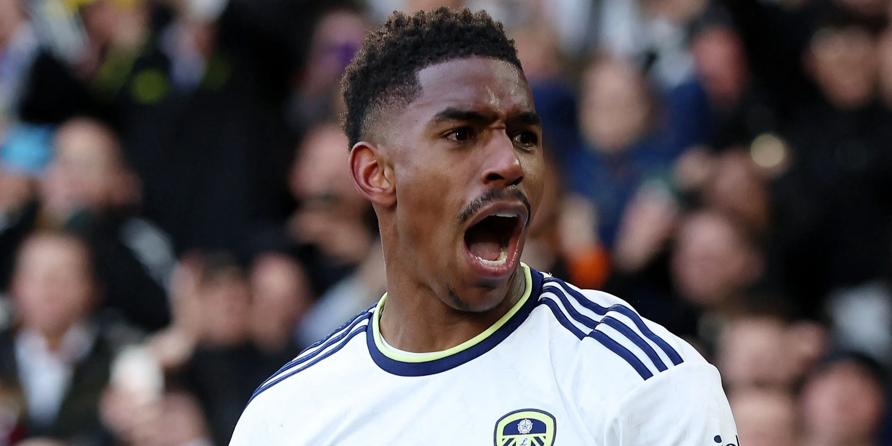 Junior Firpo thi đấu ấn tượng trong màu áo Leeds United mùa giải Championship
