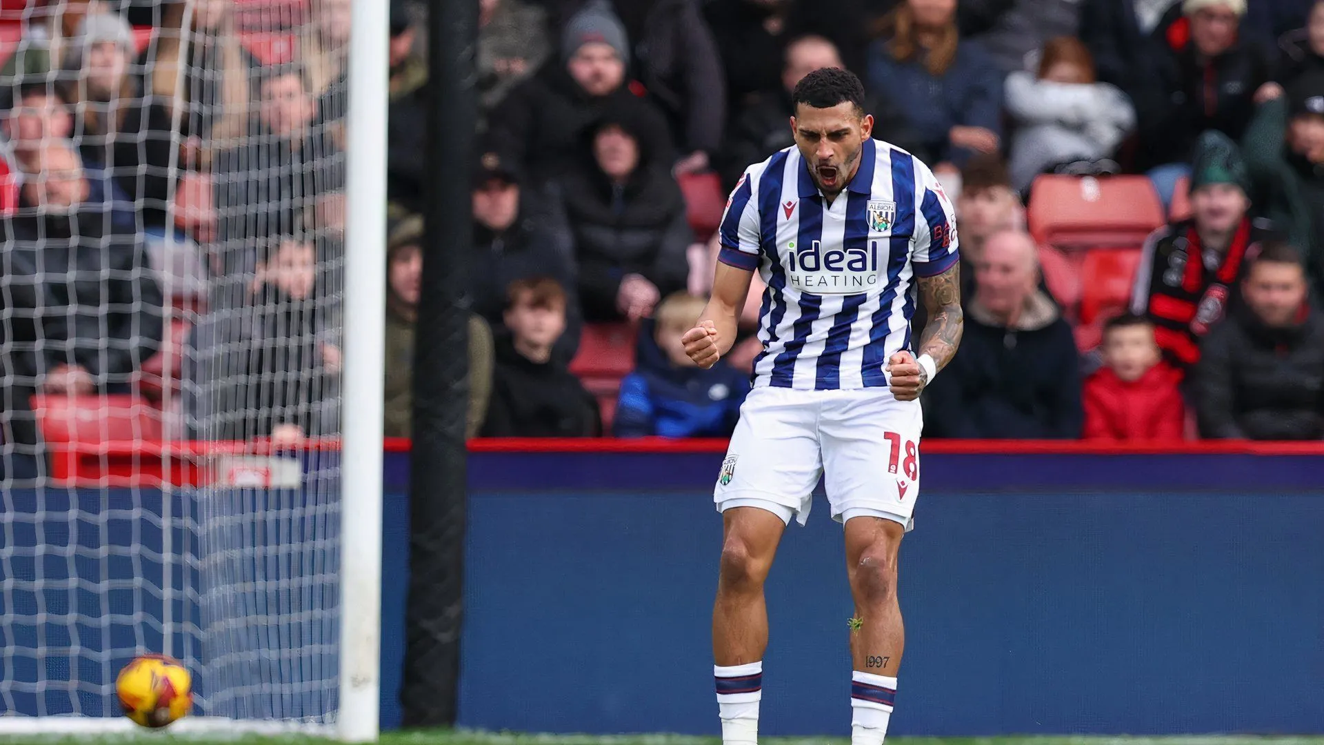 Karlan Grant ăn mừng bàn thắng trong màu áo West Brom trận gặp Sheffield United, thể hiện vai trò quan trọng trên hàng công.