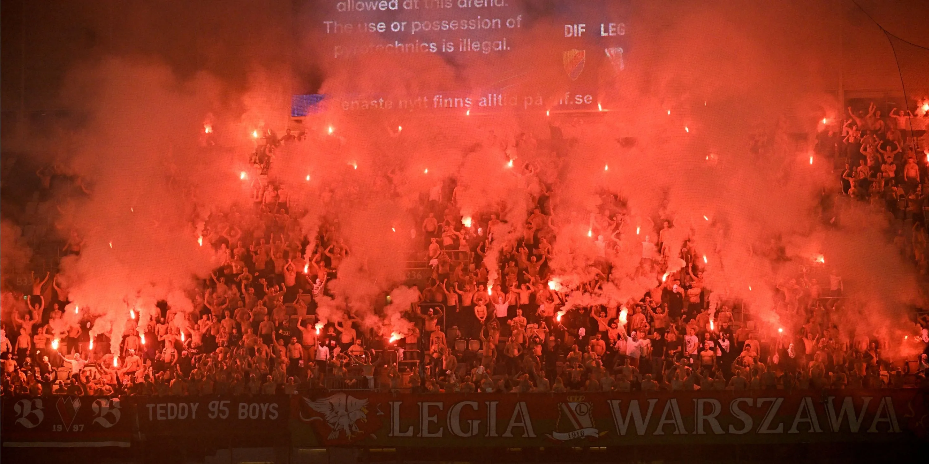 Không khí cuồng nhiệt đỉnh cao của cổ động viên Legia Warsaw với màn trình diễn pháo sáng và biểu ngữ trên khán đài