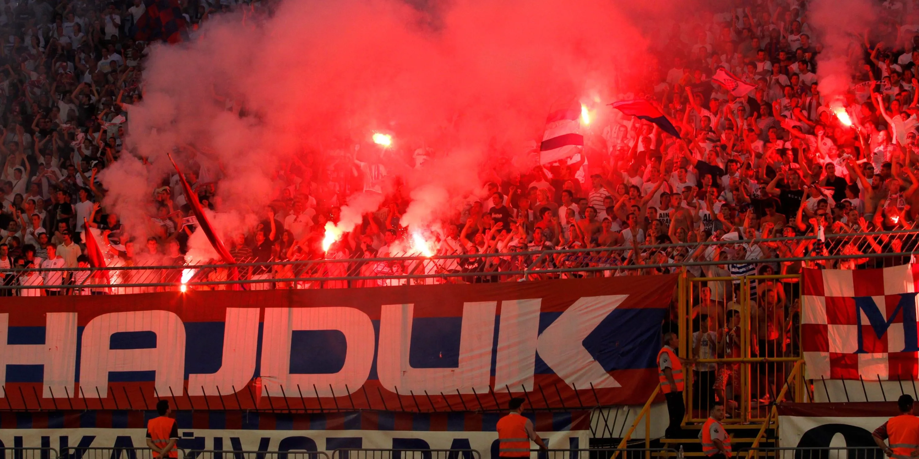 Không khí cuồng nhiệt trên khán đài của cổ động viên Hajduk Split, nhóm ultra lâu đời nhất châu Âu