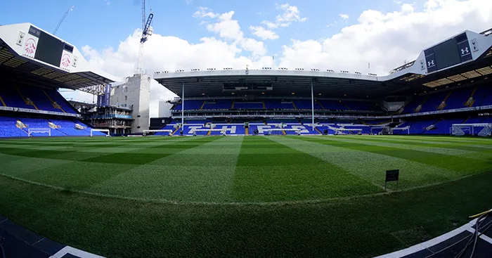 Khung cảnh bên ngoài sân White Hart Lane trước trận đấu của Spurs
