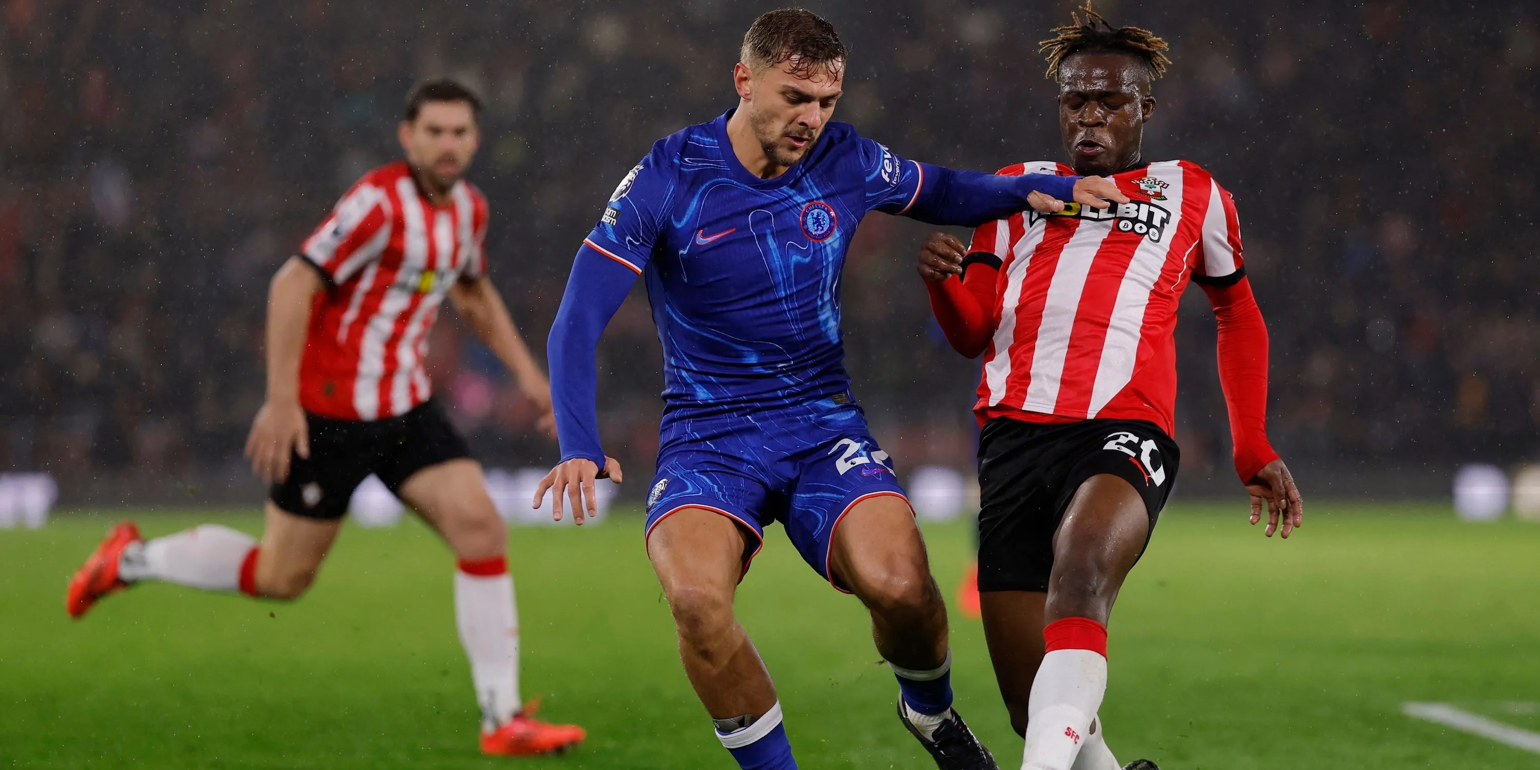 Kiernan Dewsbury-Hall của Chelsea tranh chấp bóng quyết liệt với Kamaldeen Sulemana của Southampton