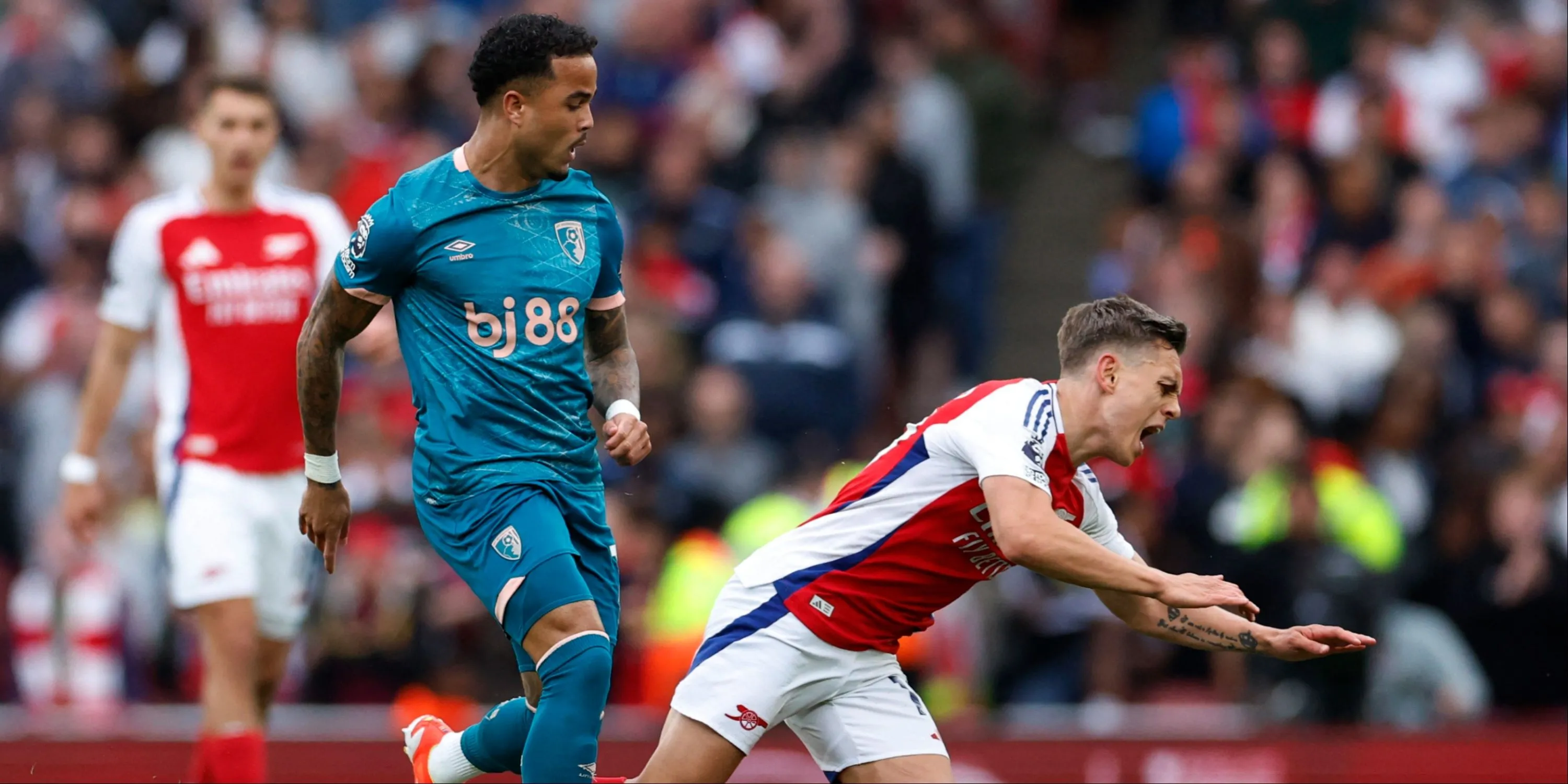 Leandro Trossard của Arsenal tranh chấp bóng với Justin Kluivert của Bournemouth