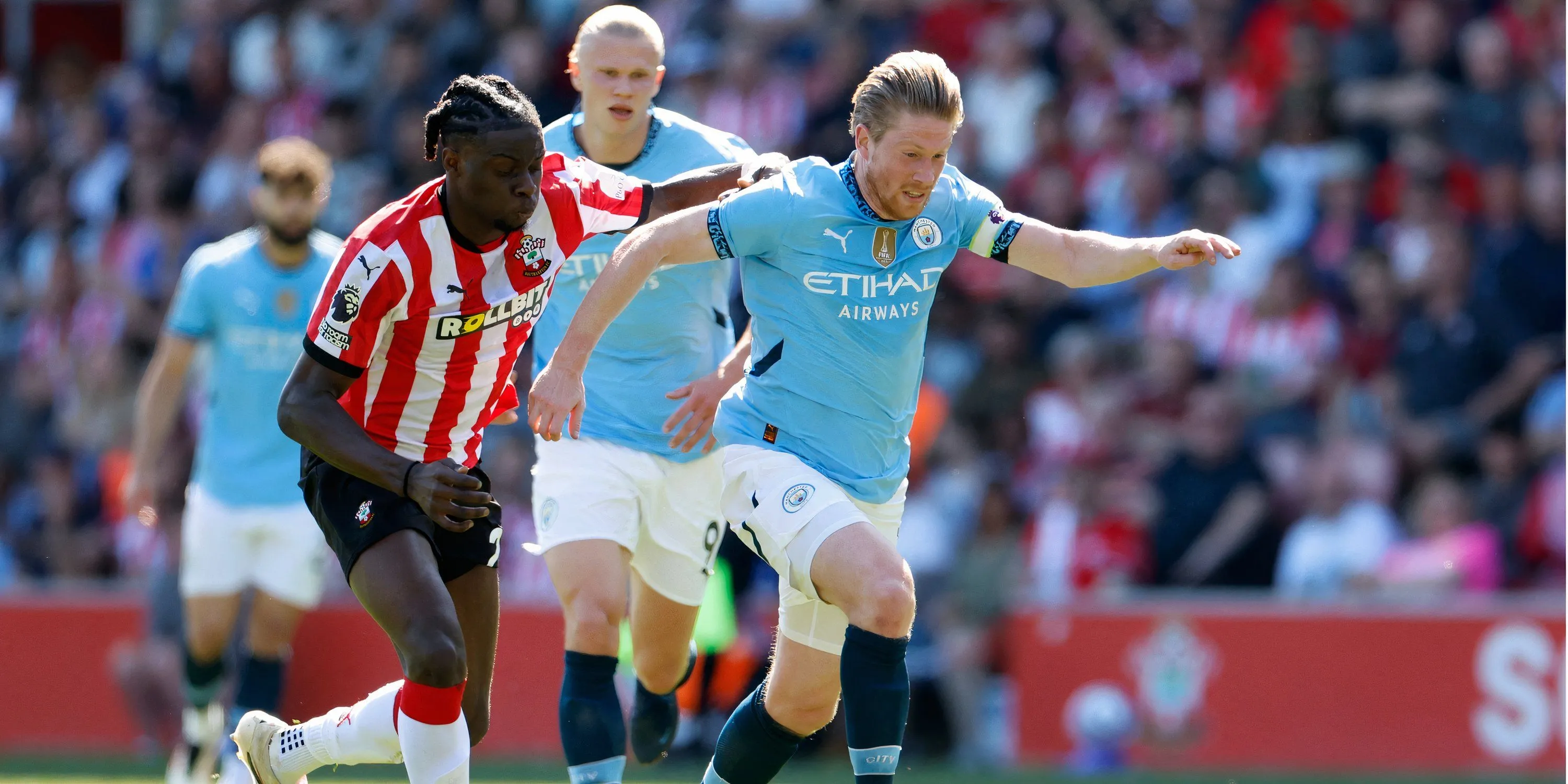 Logo Manchester City trên nền sân Etihad mờ ảo