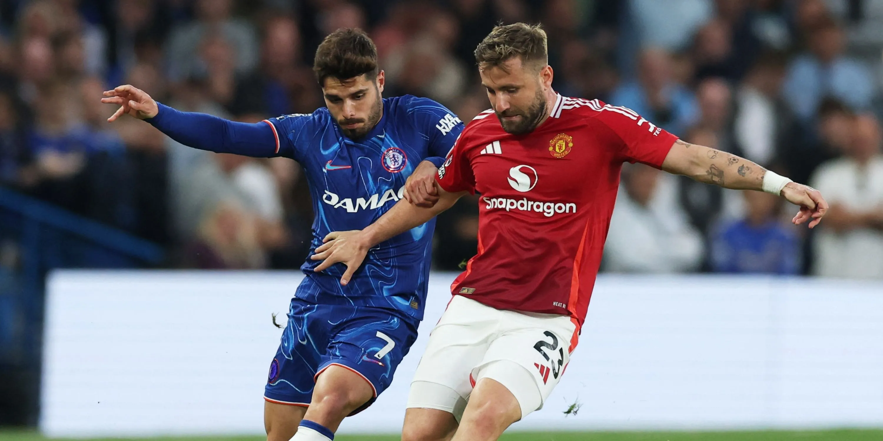 Luke Shaw trên sân trong trận đấu đáng quên của Manchester United