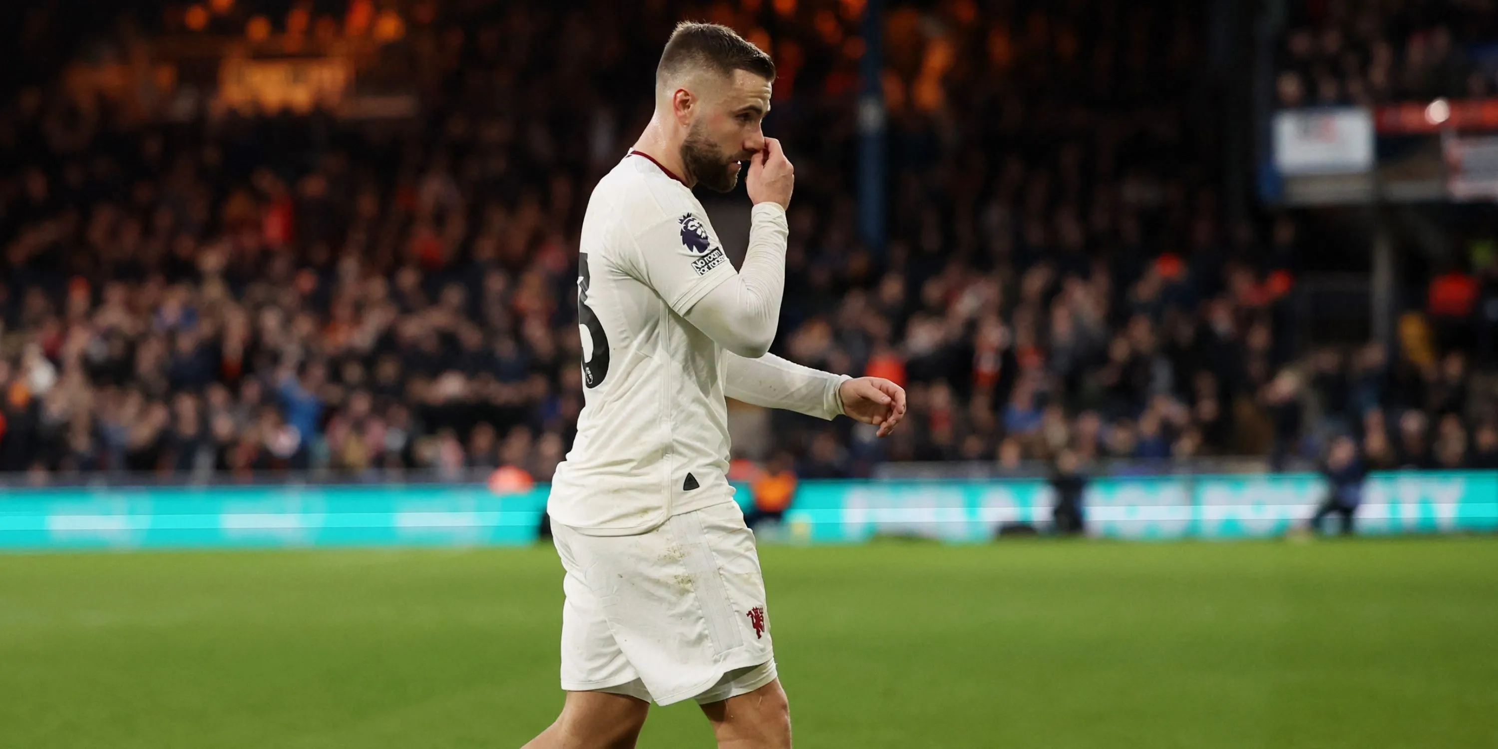 Luke Shaw trong màu áo Manchester United trên sân cỏ
