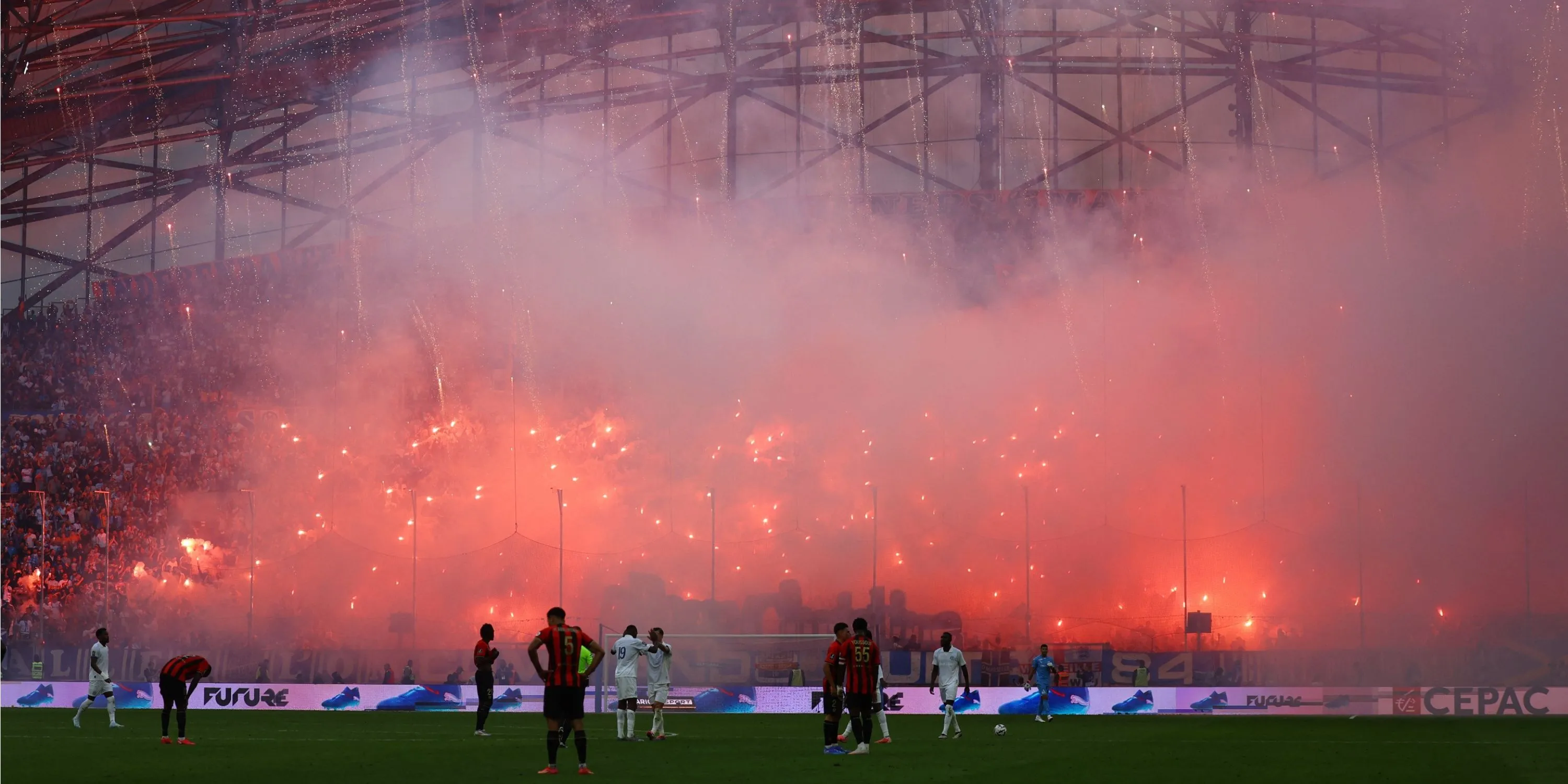 Màn trình diễn pháo sáng ấn tượng của cổ động viên Marseille trong trận đấu tại sân Velodrome