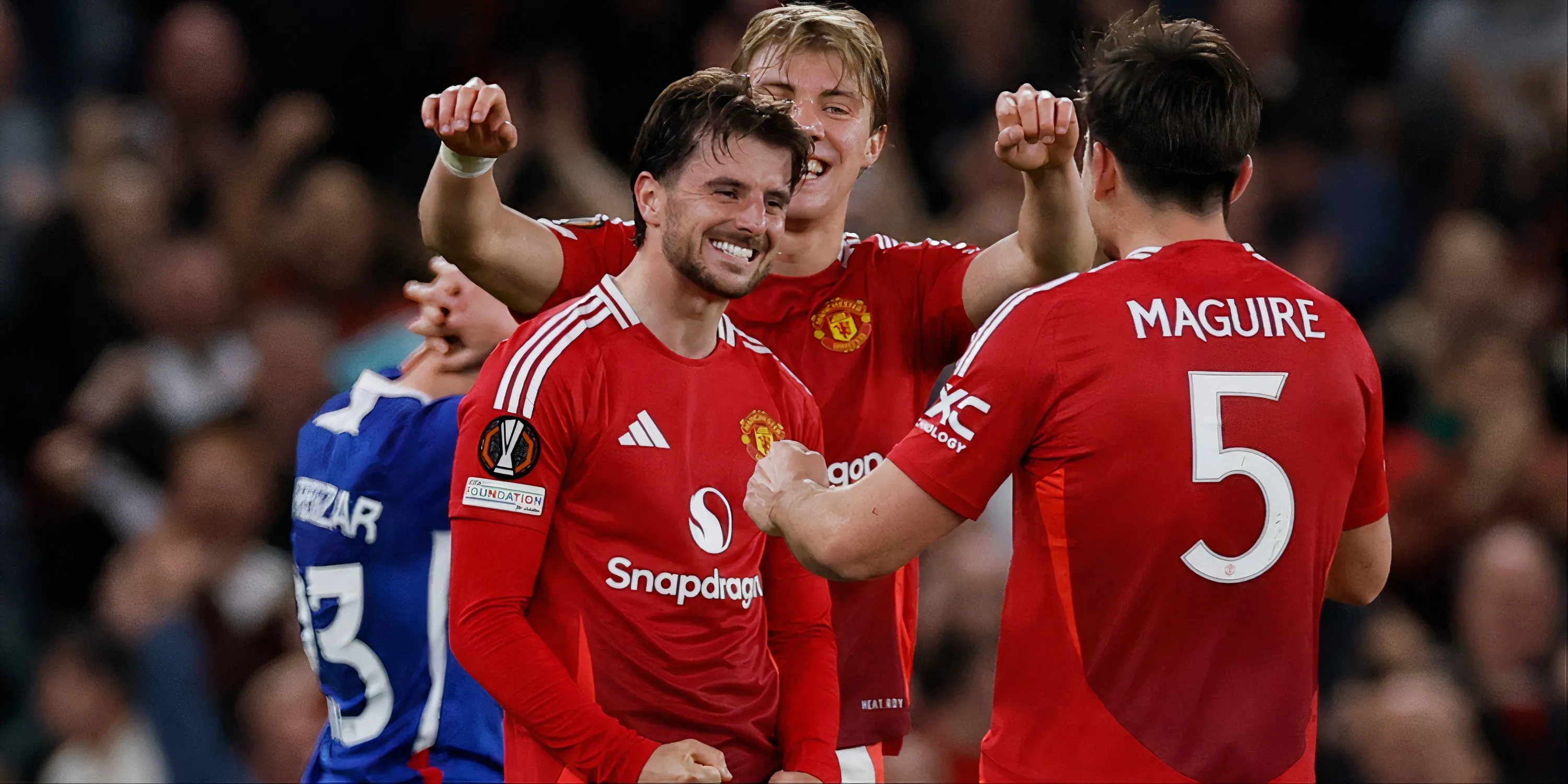 Mason Mount ăn mừng cùng đồng đội Man Utd sau một trận đấu Europa League