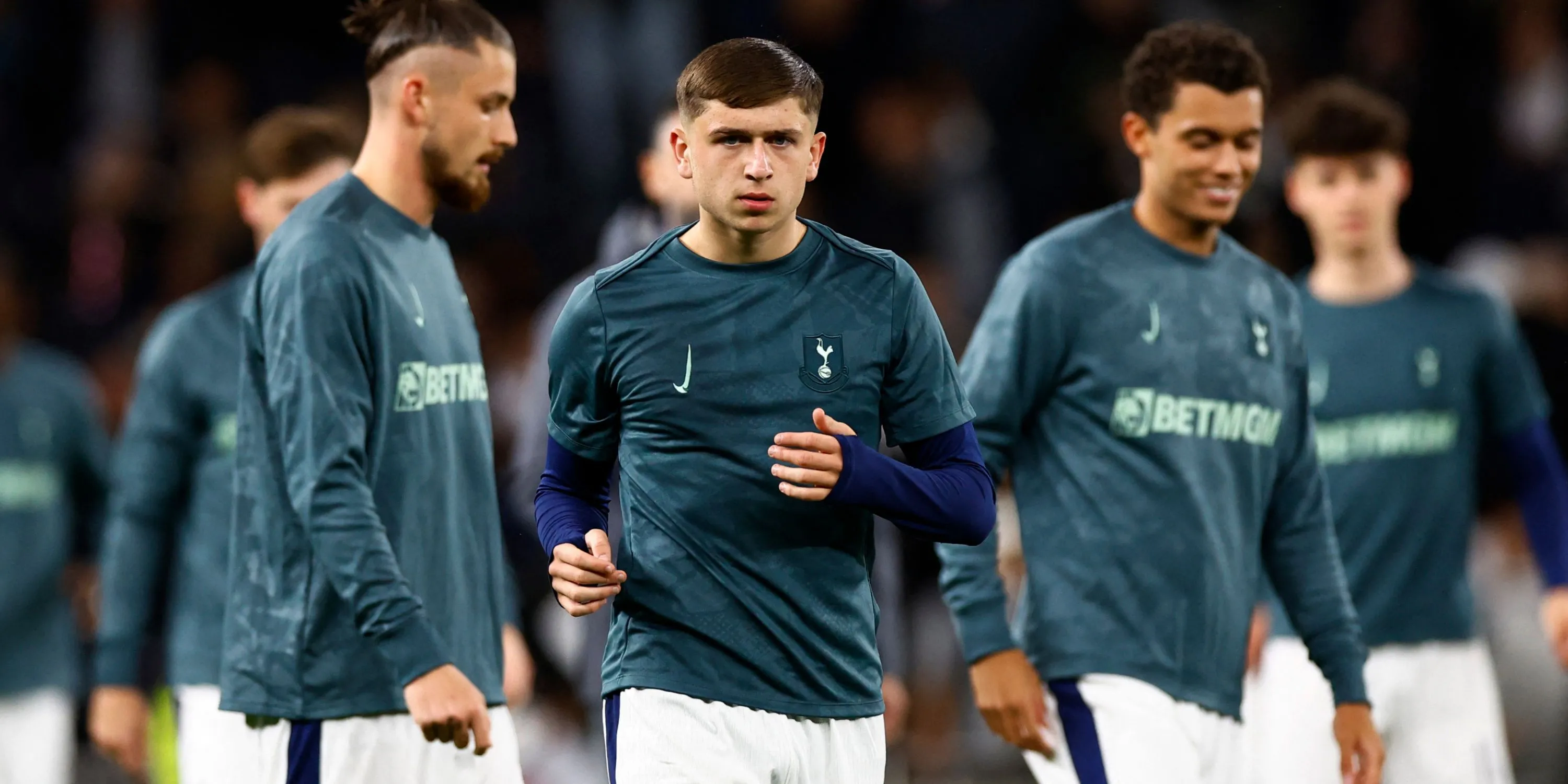 Mikey Moore chuẩn bị cho các trận đấu cùng Tottenham Hotspur