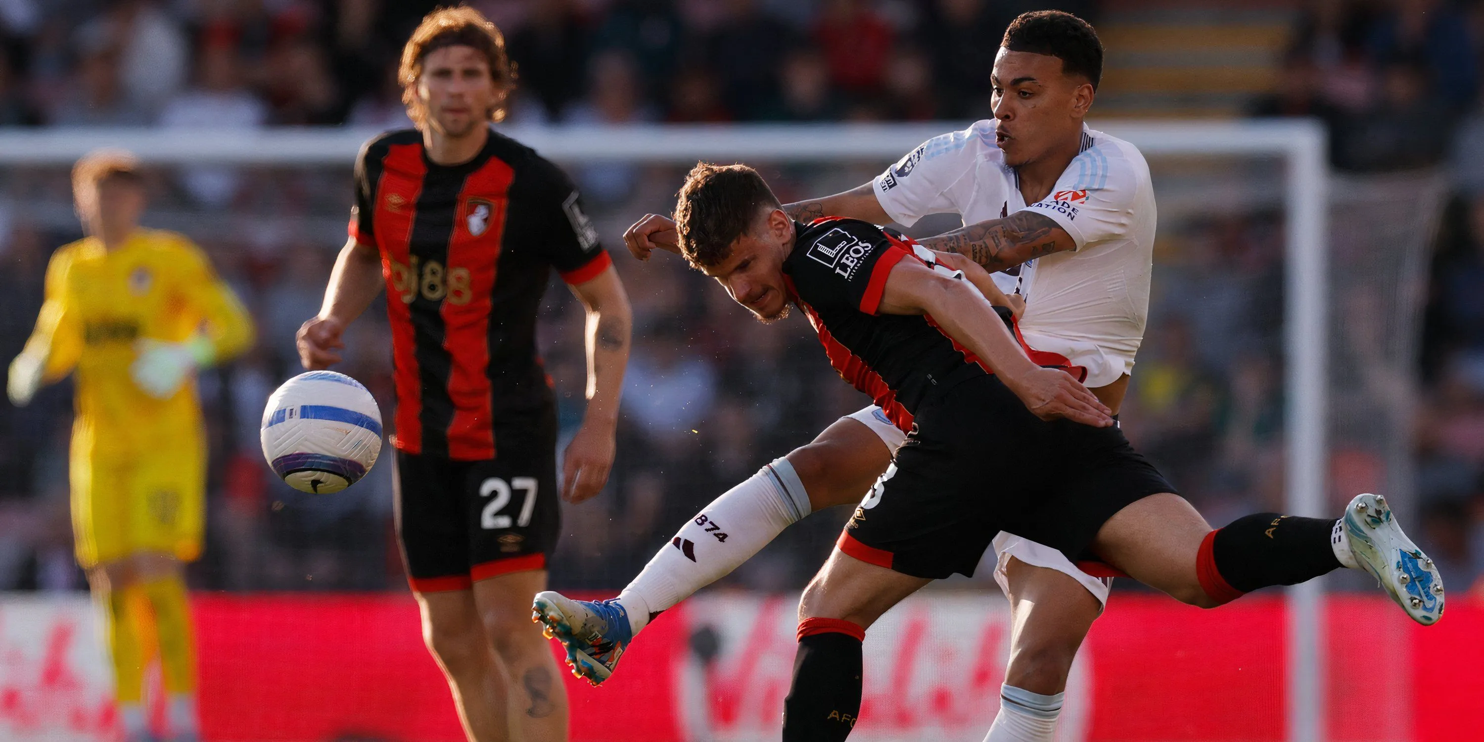 Morgan Rogers đi bóng kỹ thuật trong màu áo Aston Villa
