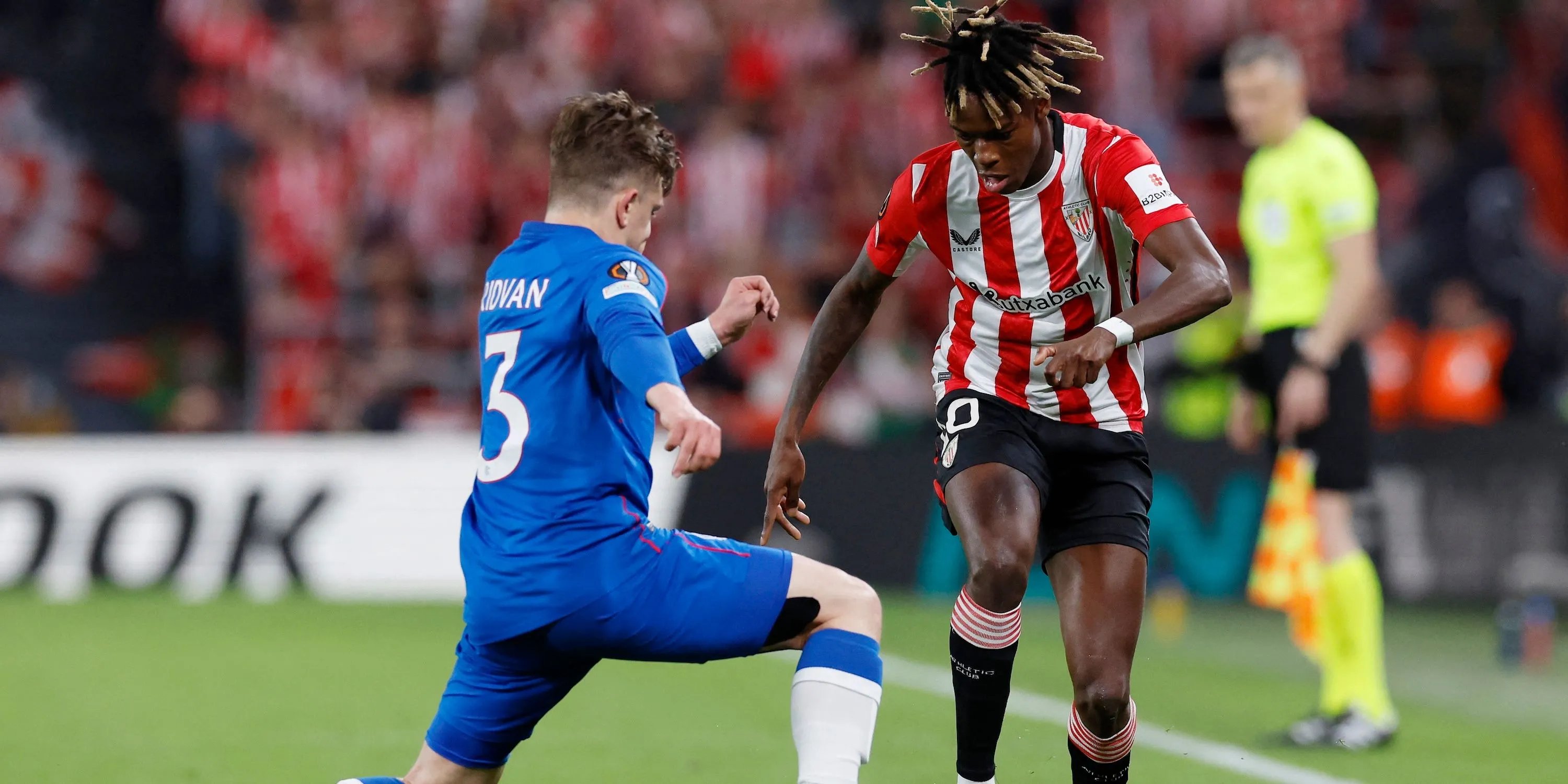 Nico Williams của Athletic Bilbao trong trận đấu với Ridvan Yilmaz của Rangers
