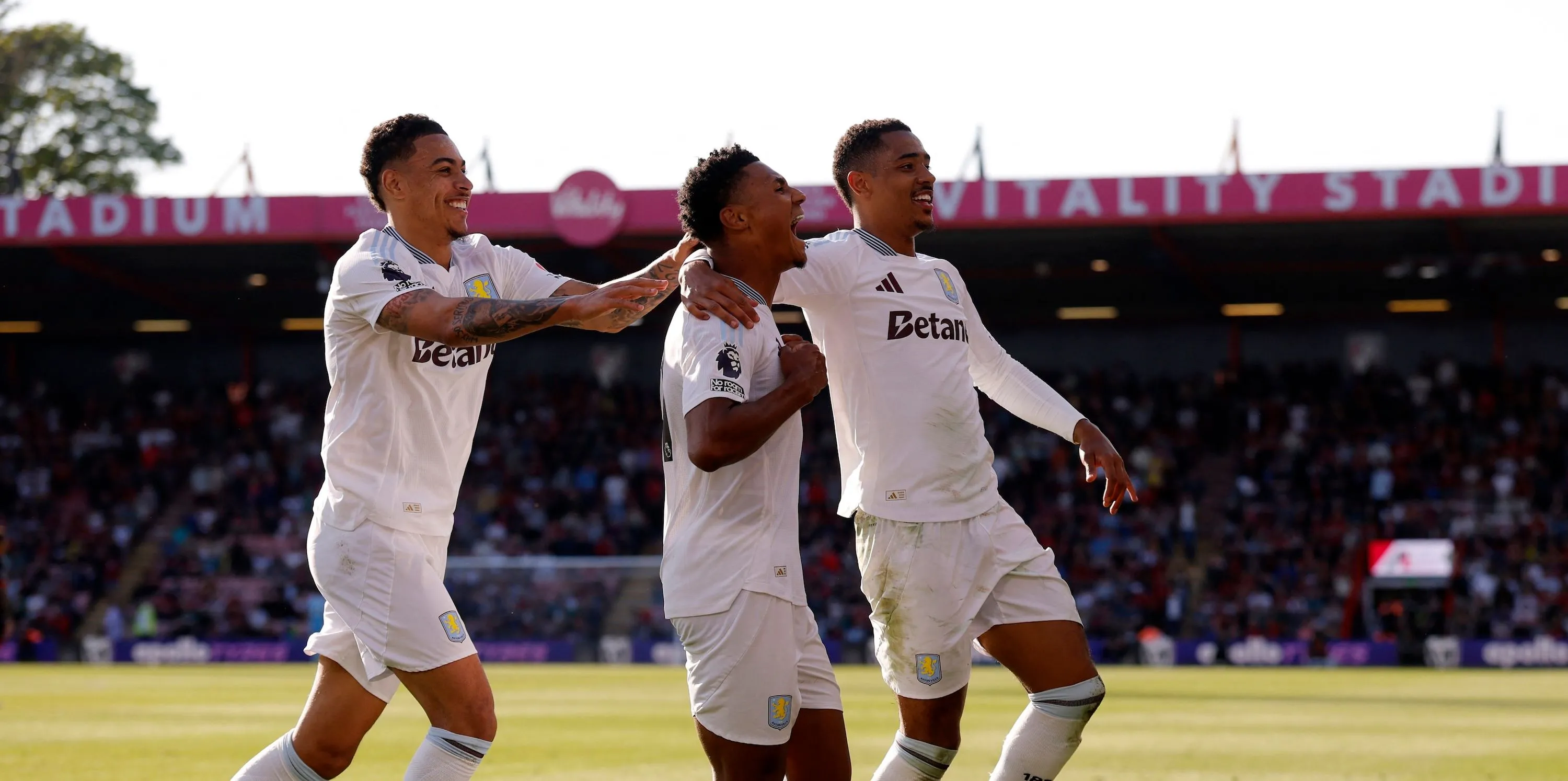 Ollie Watkins ăn mừng bàn thắng cùng đồng đội Aston Villa Jacob Ramsey và Morgan Rogers
