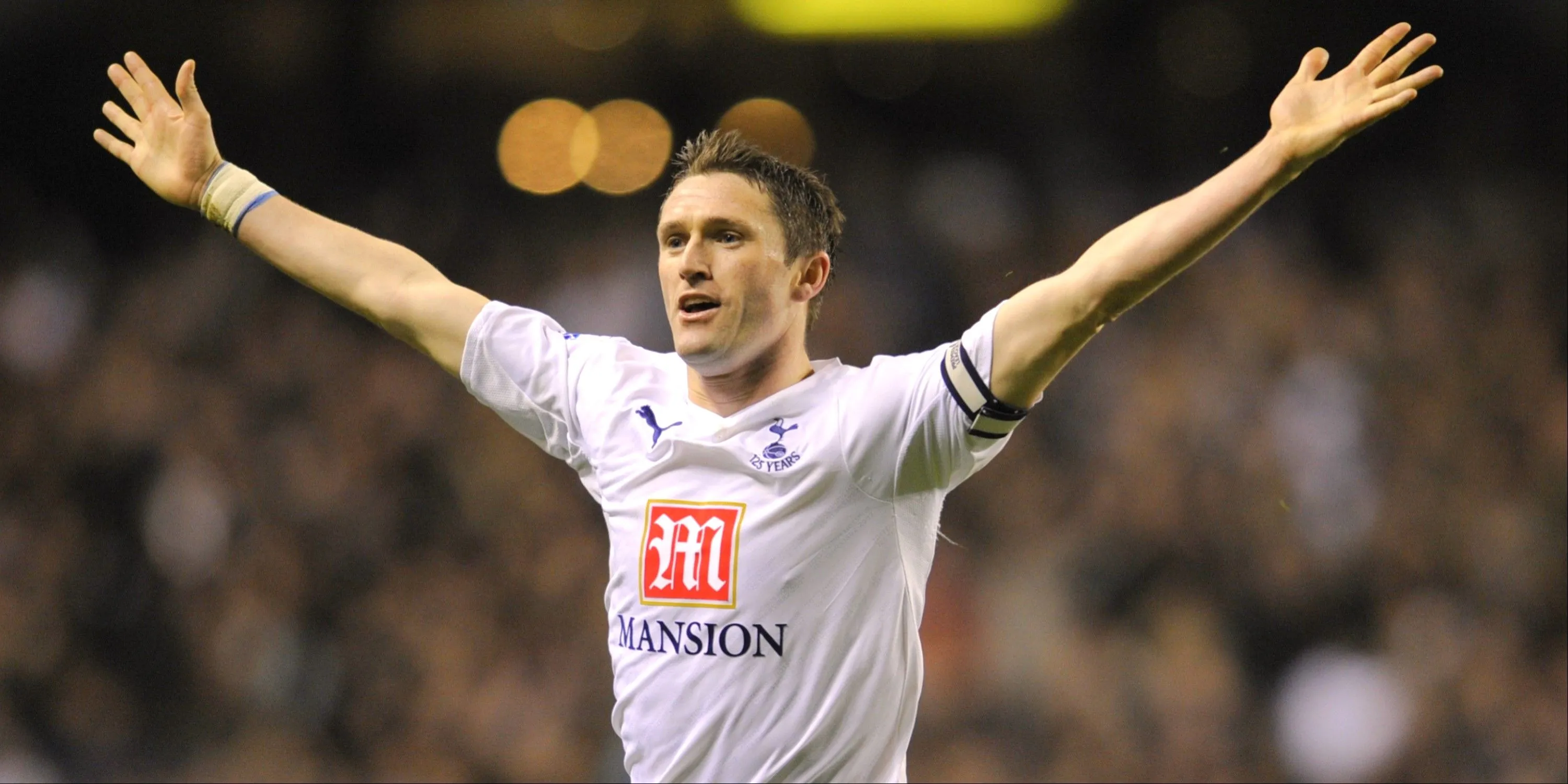 Robbie Keane ăn mừng bàn thắng cho Tottenham với vòng tay dang rộng
