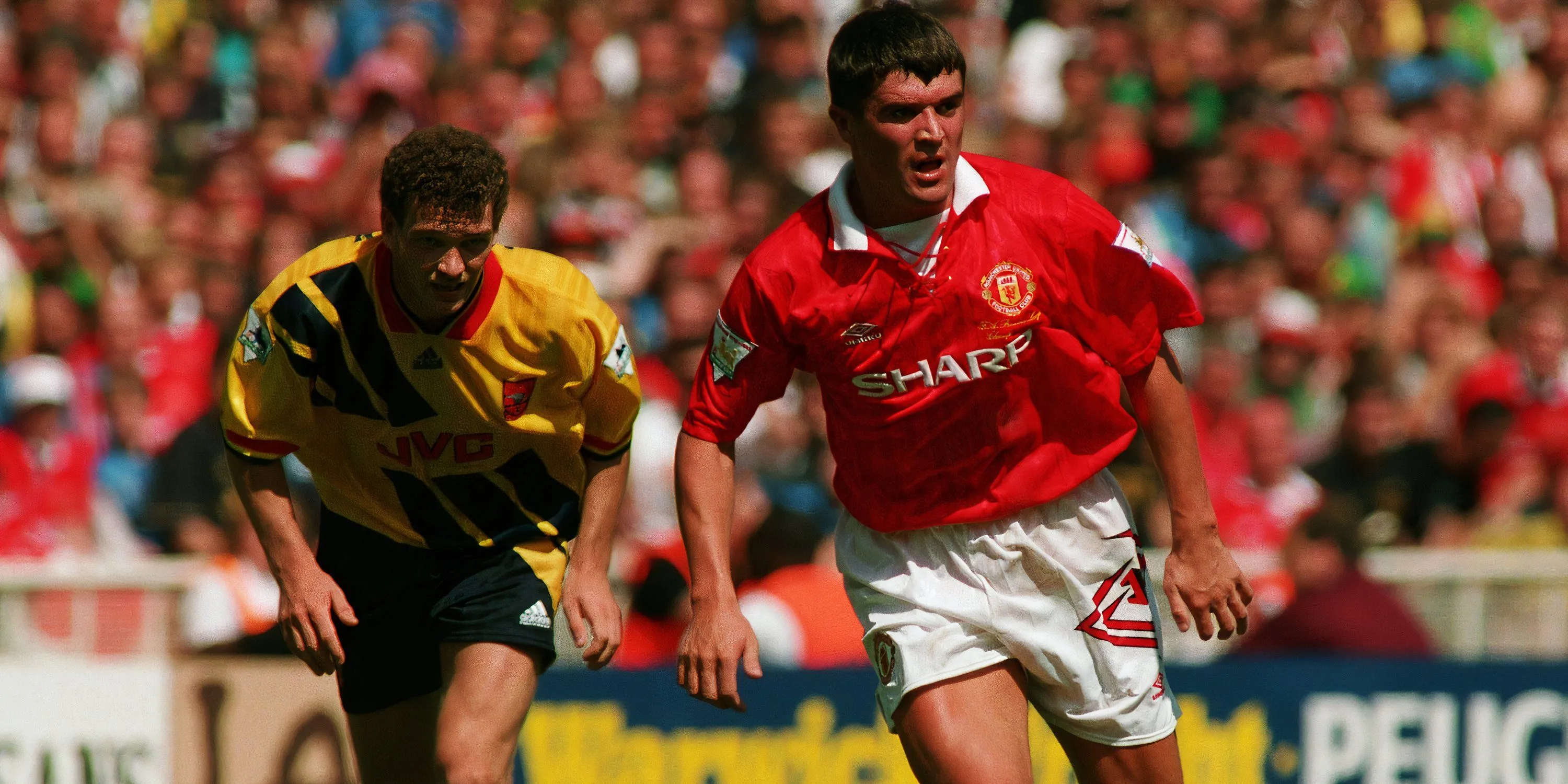 Roy Keane trong màu áo Manchester United tại Community Shield