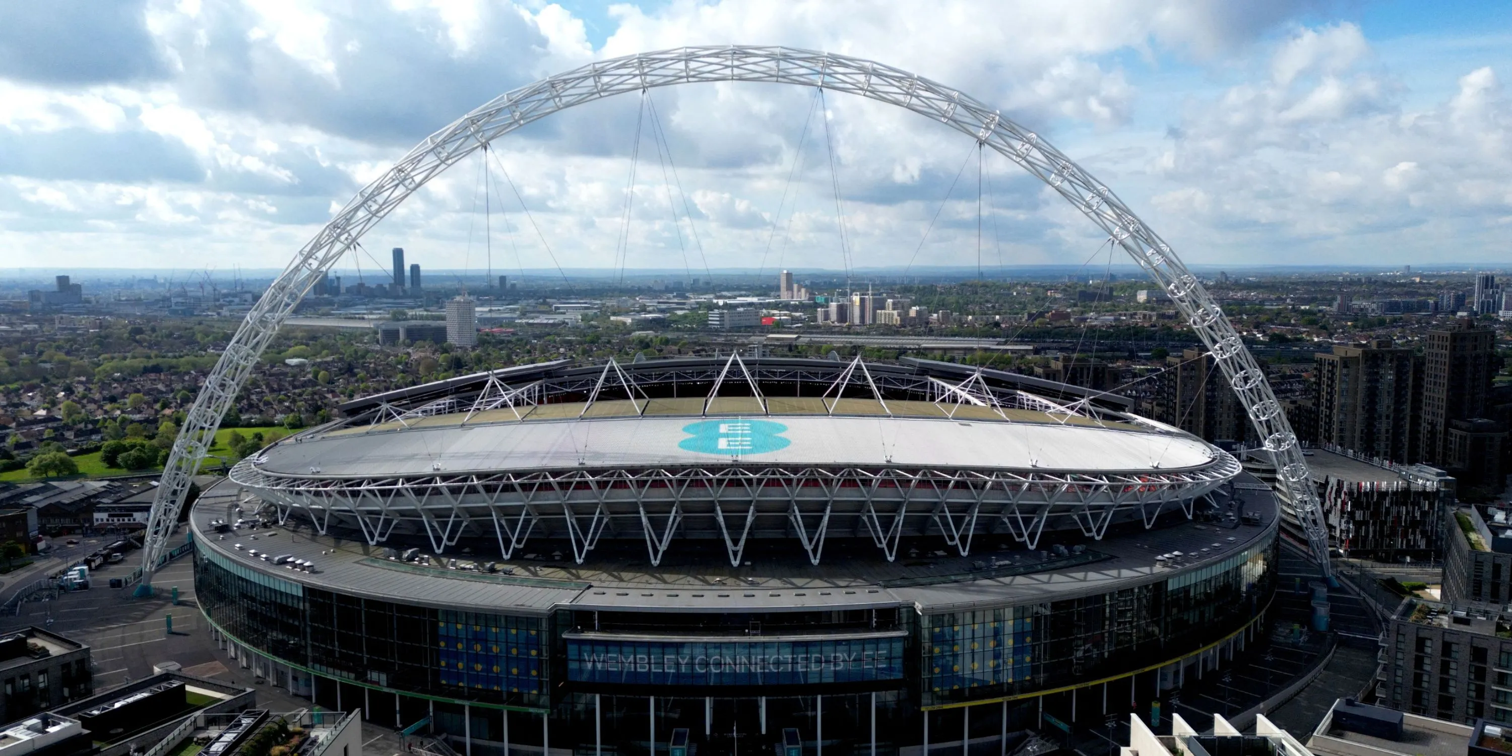 Sân vận động Wembley, biểu tượng của bóng đá Anh, nơi diễn ra nhiều trận cầu lịch sử