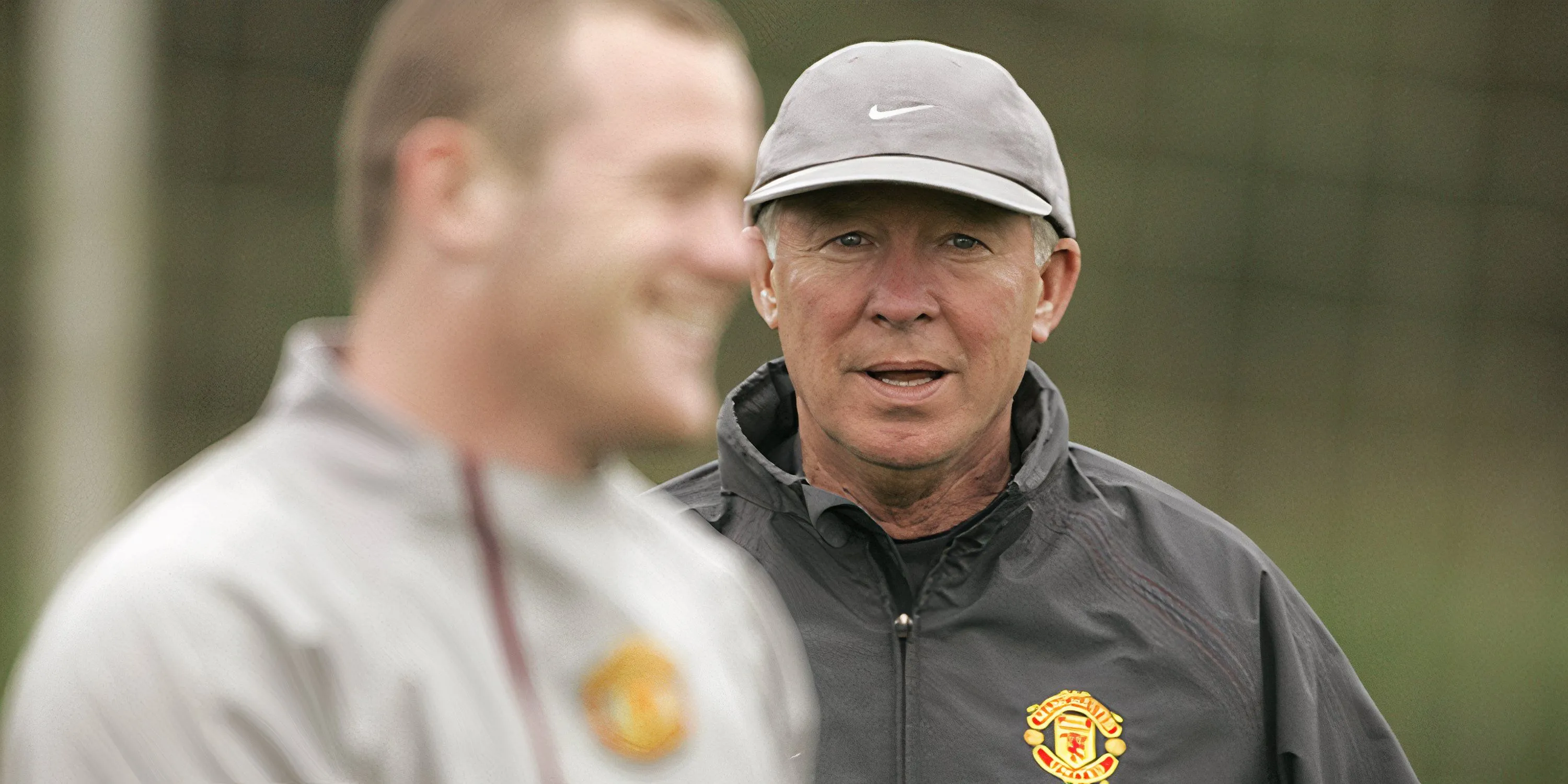 Sir Alex Ferguson theo dõi trận đấu từ khu vực kỹ thuật