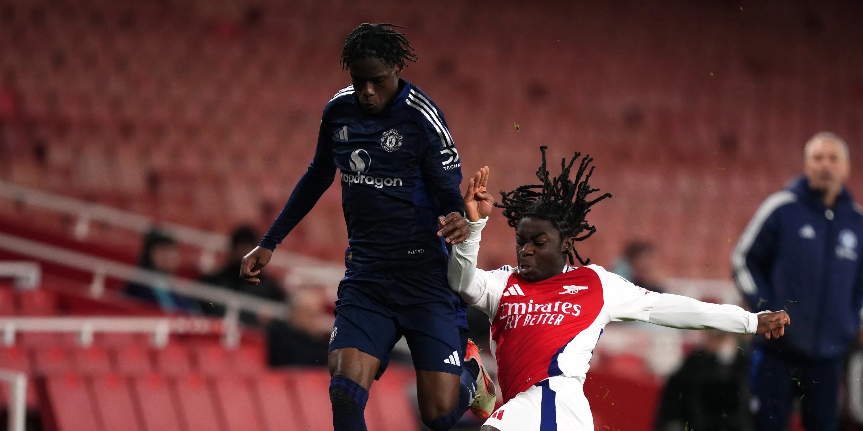 Tài năng trẻ Bendito Mantato của Manchester United đang tập luyện