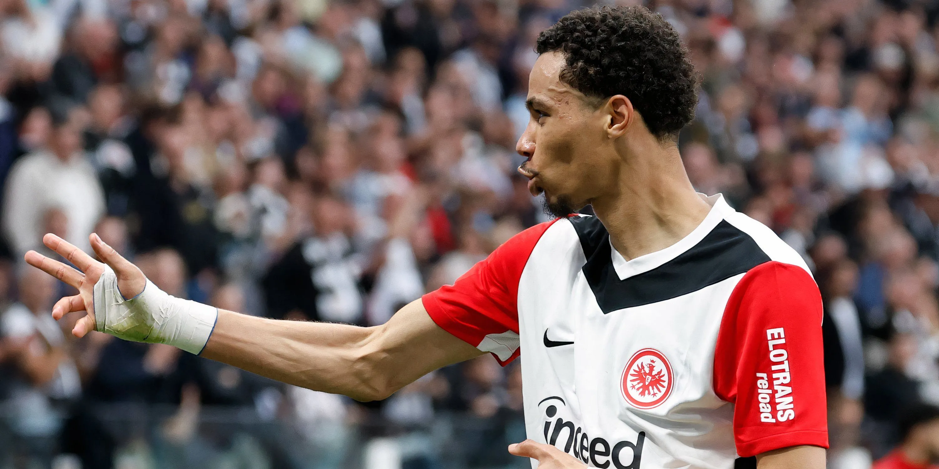 Tiền đạo Hugo Ekitike thi đấu cho Eintracht Frankfurt