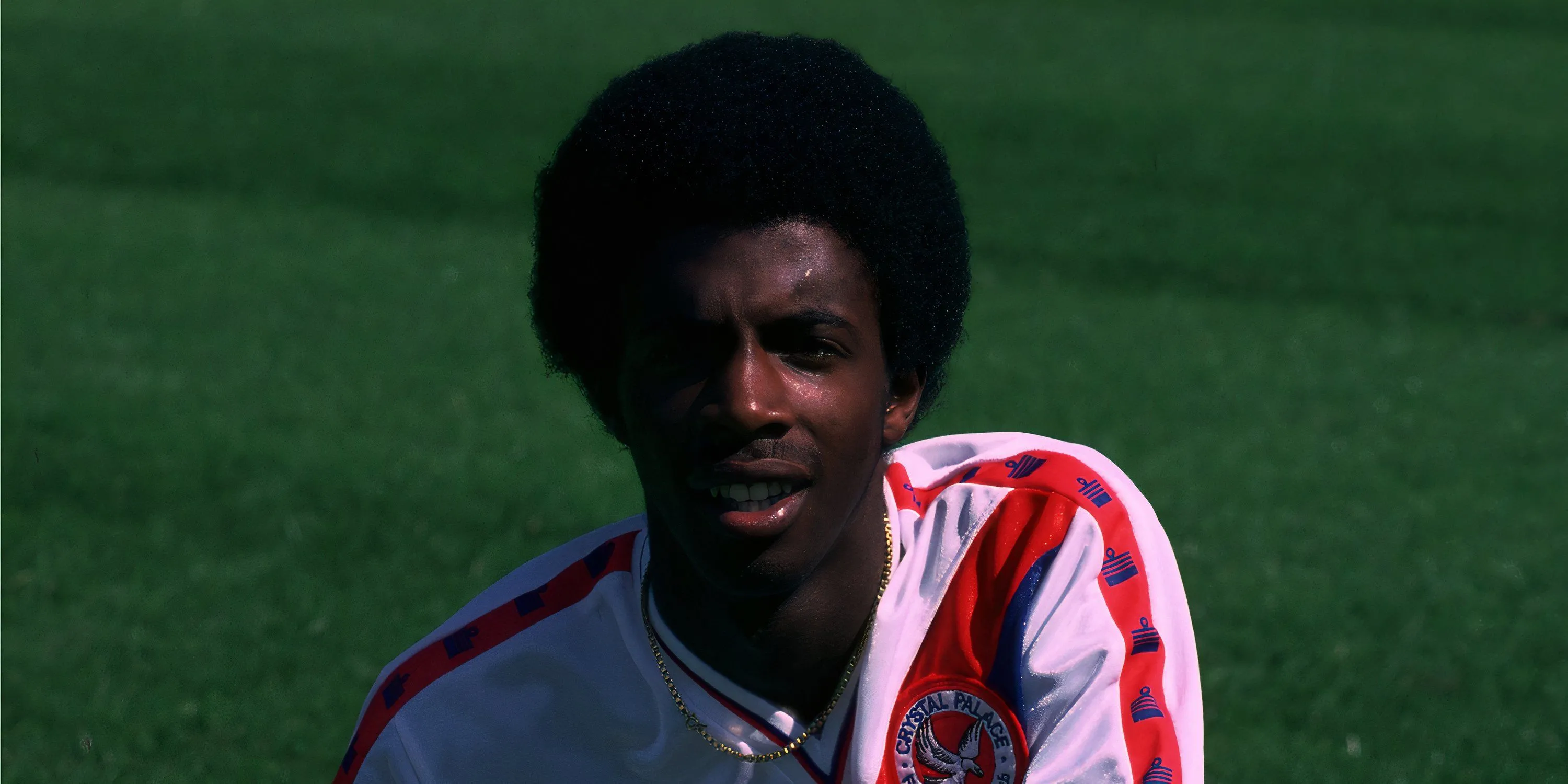 Tiền vệ cánh Vince Hilaire đi bóng cho Crystal Palace
