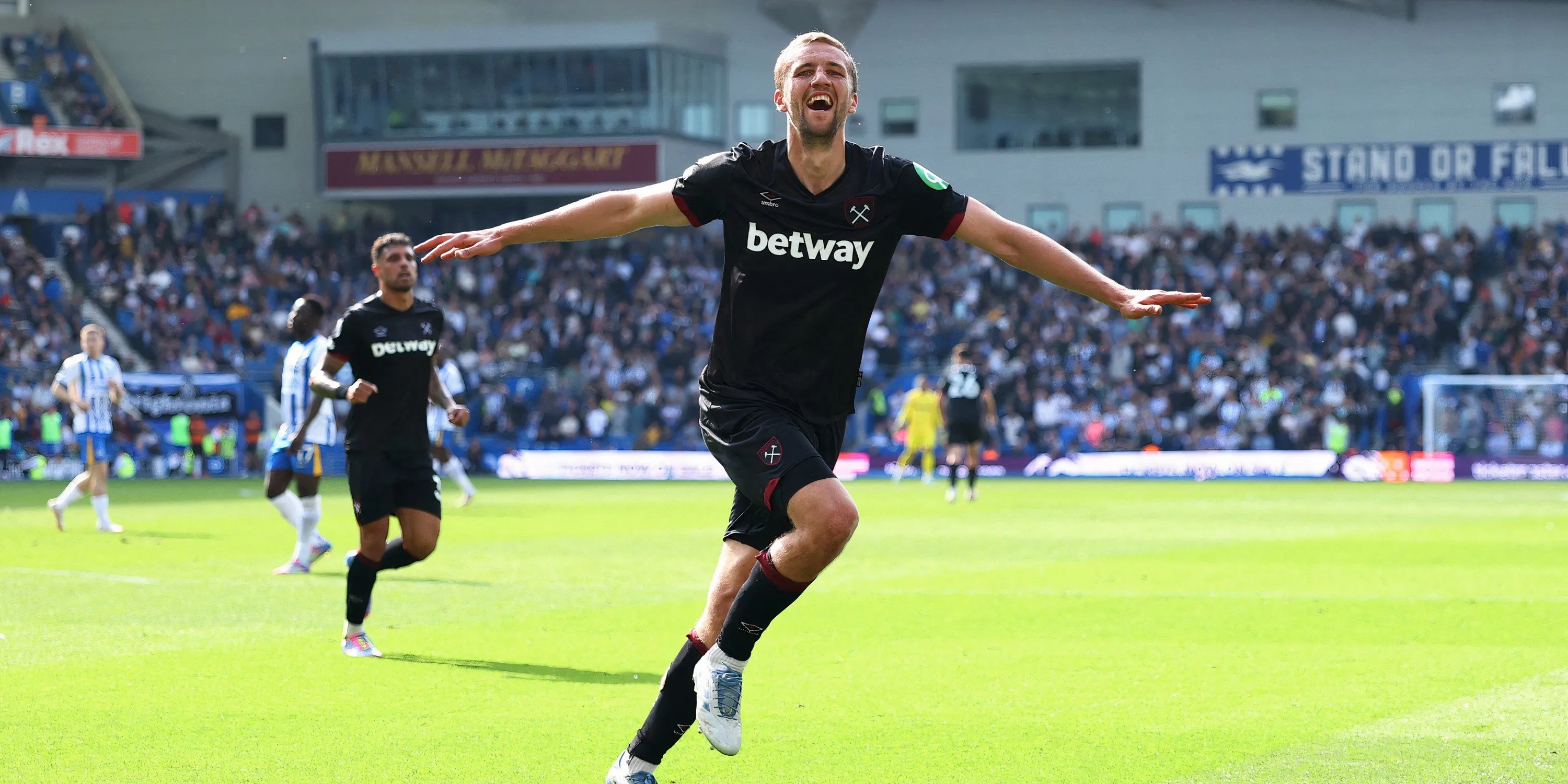 Tiền vệ Tomas Soucek của West Ham, mục tiêu của Everton