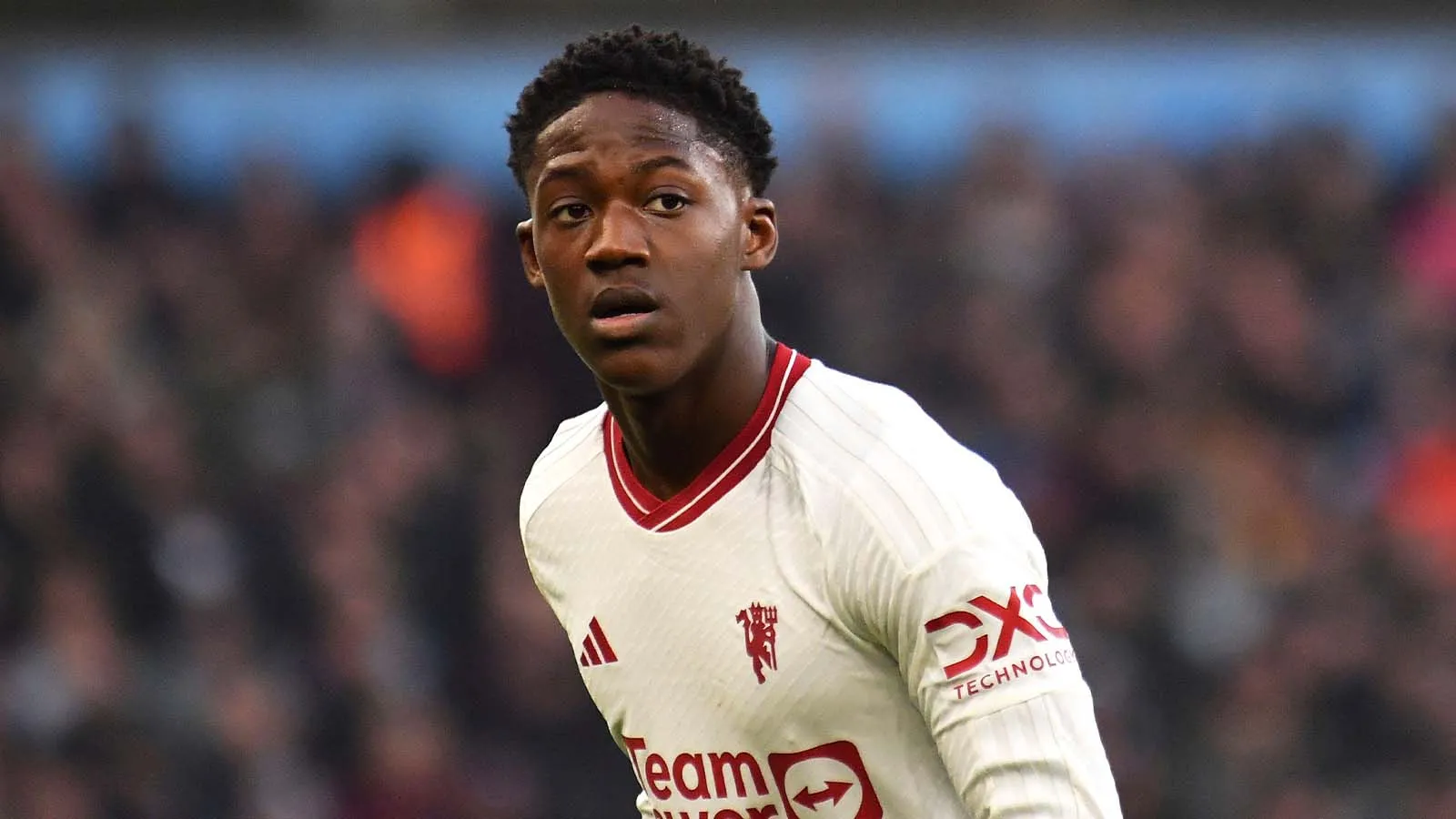 Tiền vệ trẻ Kobbie Mainoo của Manchester United trên sân