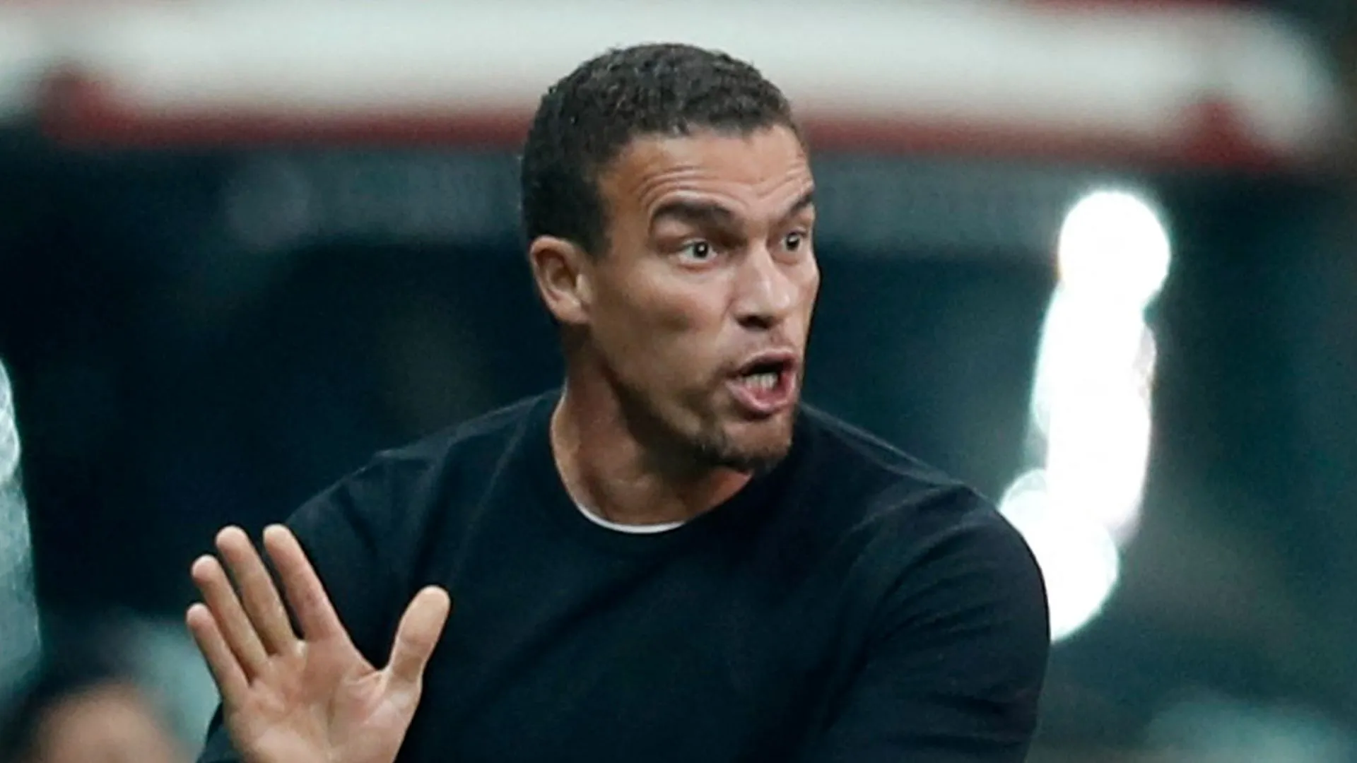 Valerien Ismael HLV Blackburn Rovers đang đứng bên đường biên