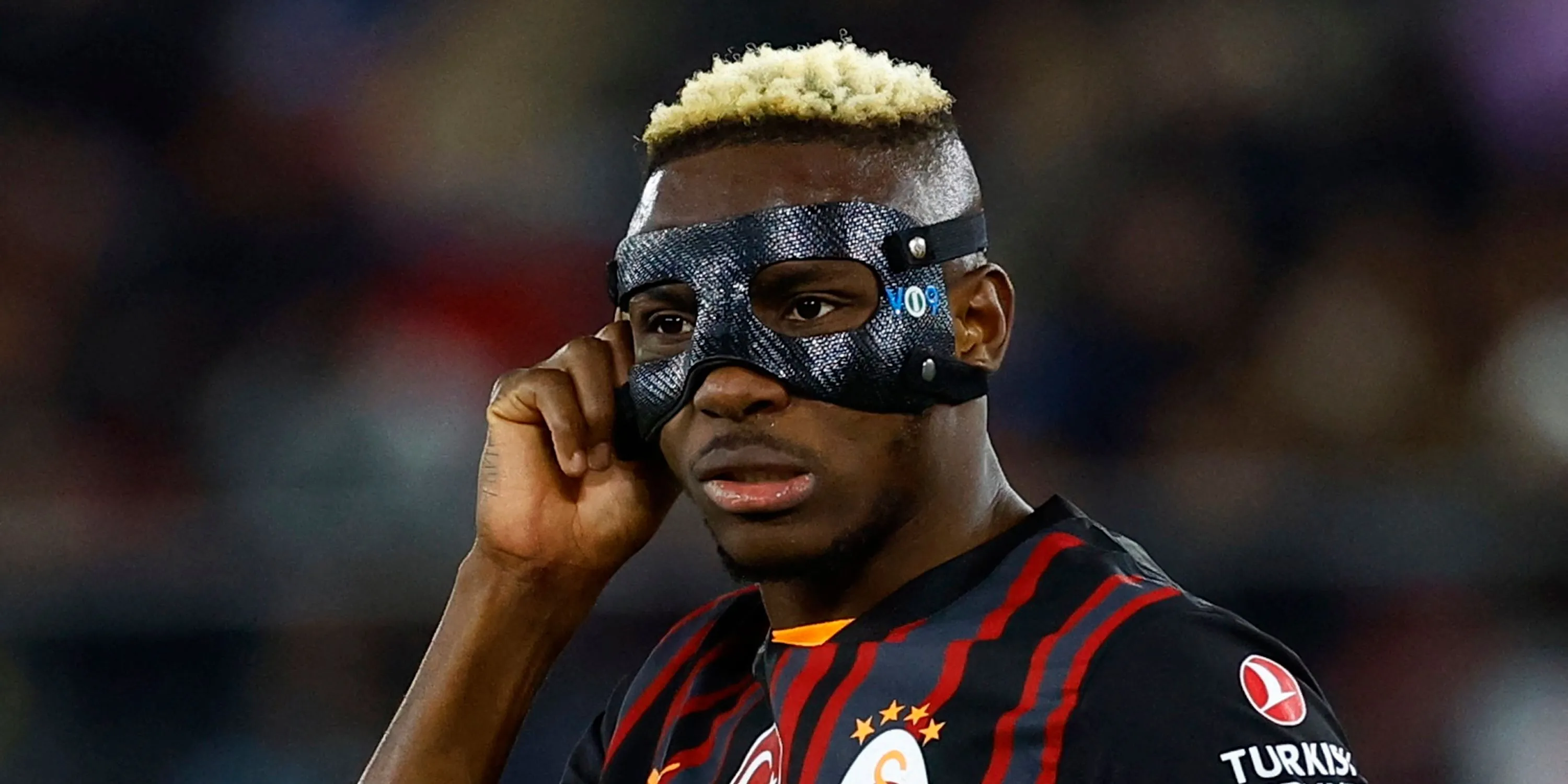 Victor Osimhen đeo mặt nạ bảo vệ đặc trưng khi thi đấu cho Galatasaray