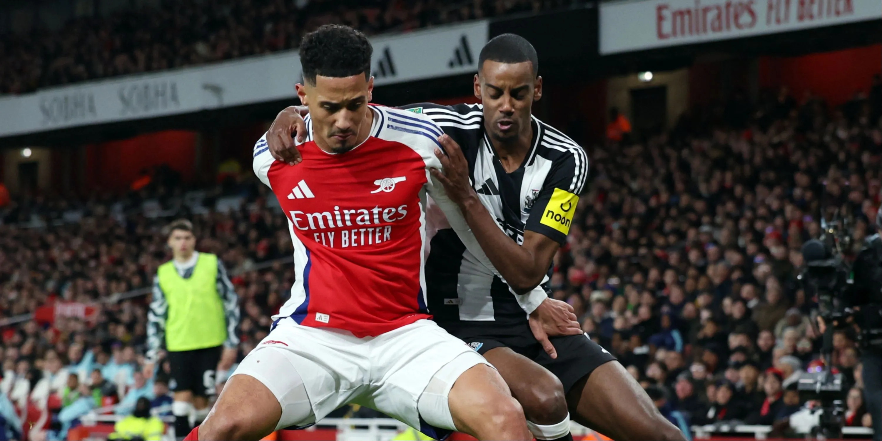 William Saliba trong màu áo Arsenal đối đầu tiền đạo đối phương