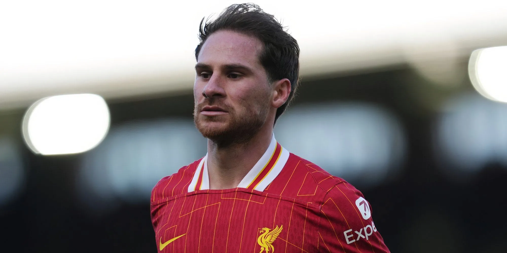 Alexis Mac Allister thi đấu ở hàng tiền vệ cho Liverpool
