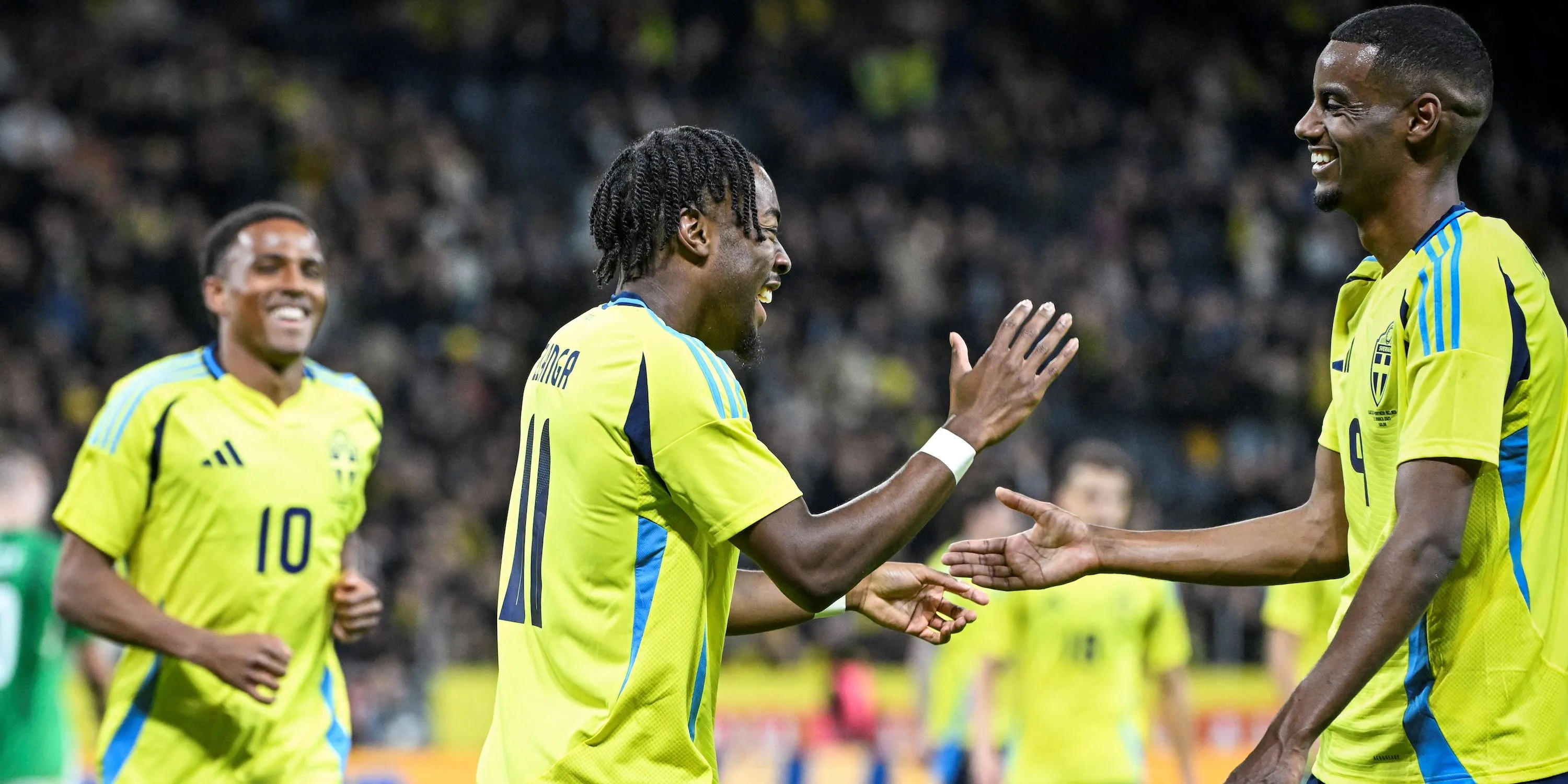 Anthony Elanga ăn mừng bàn thắng cùng Alexander Isak