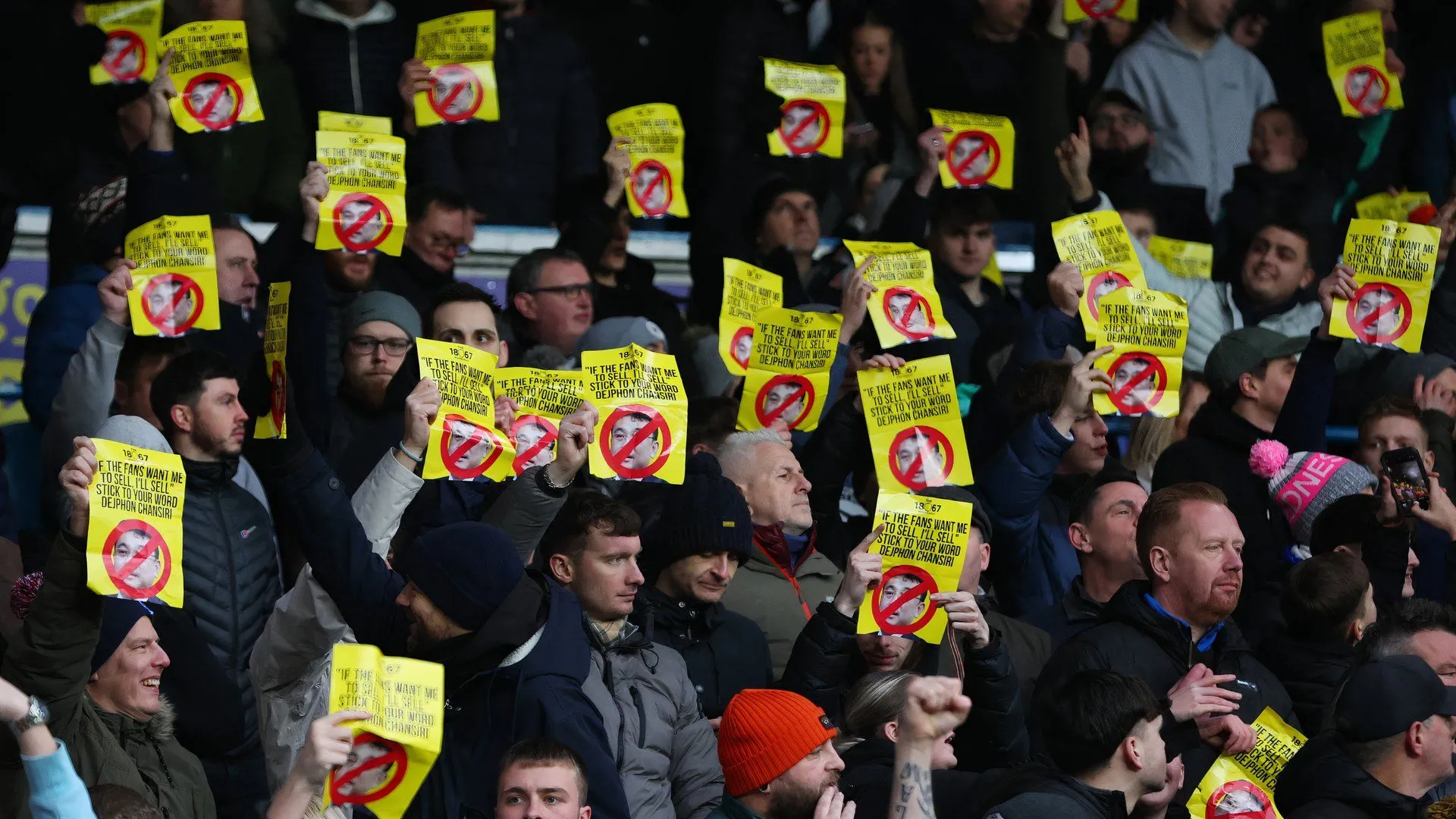 Biểu ngữ phản đối Dejphon Chansiri của người hâm mộ Sheffield Wednesday