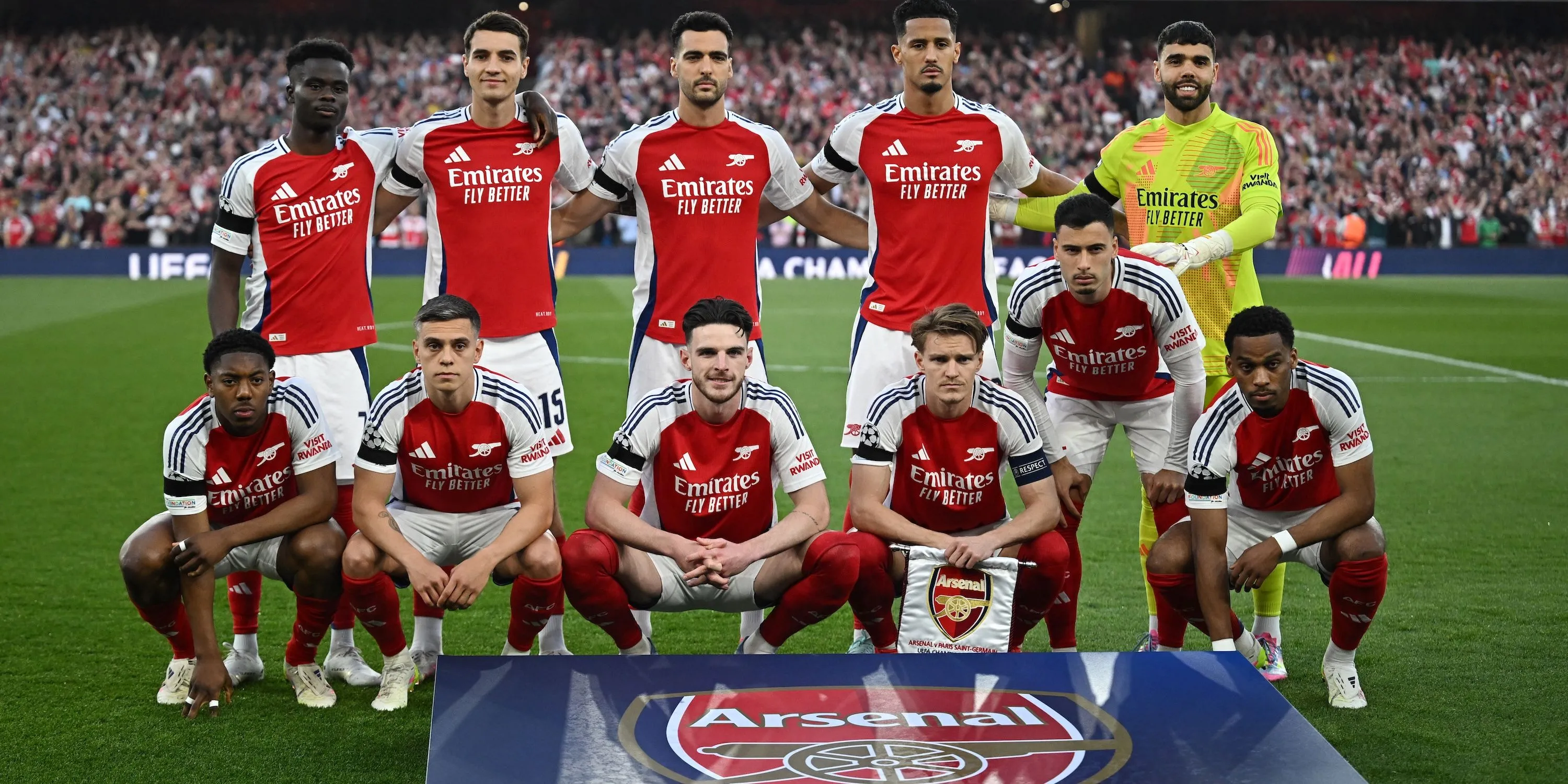 Các cầu thủ Arsenal tạo dáng chụp ảnh đội trước trận đấu