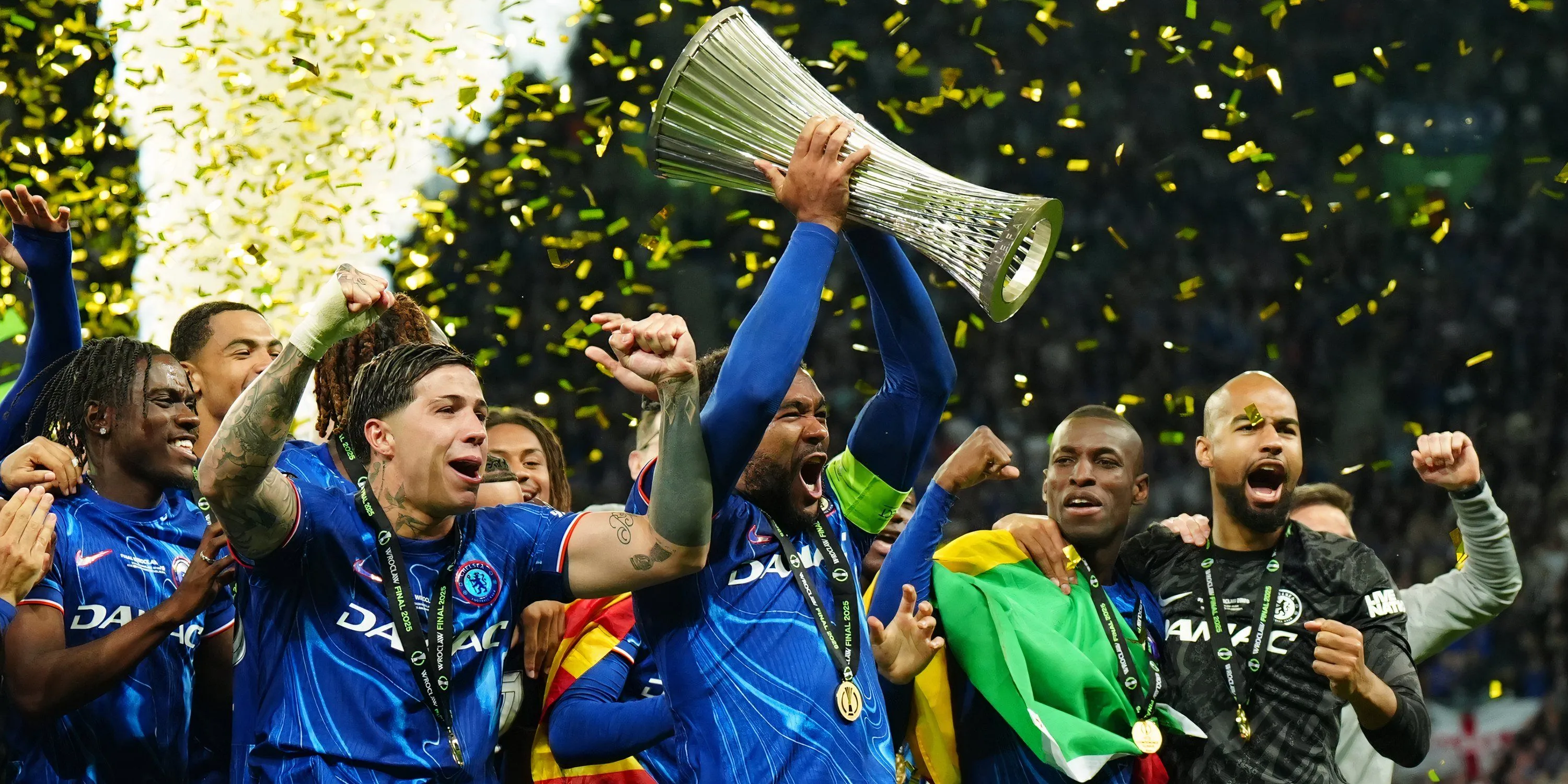 Các cầu thủ Chelsea ăn mừng chức vô địch Europa Conference League 2024/25