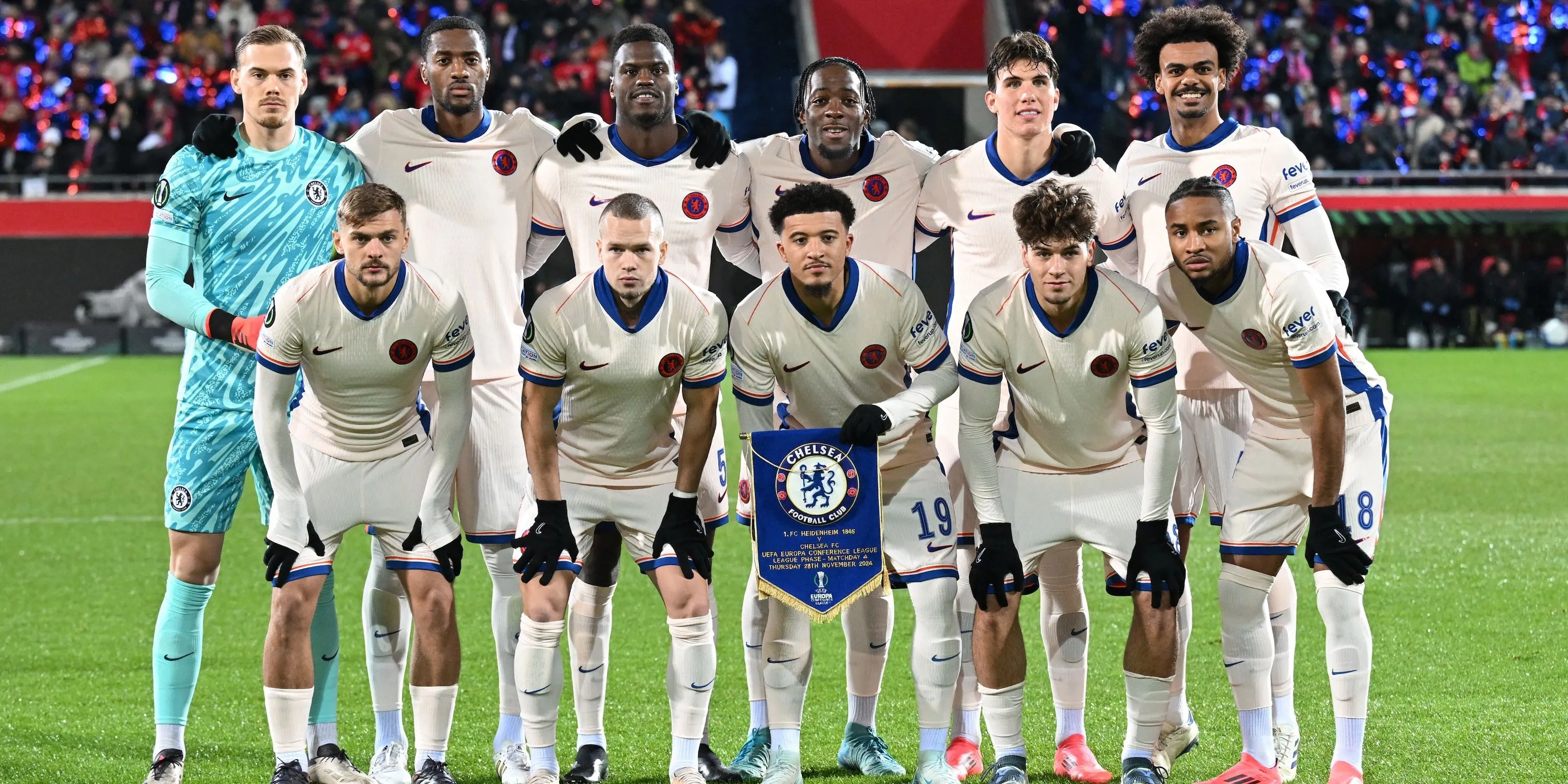 Các cầu thủ Chelsea chụp ảnh đội hình trước trận đấu