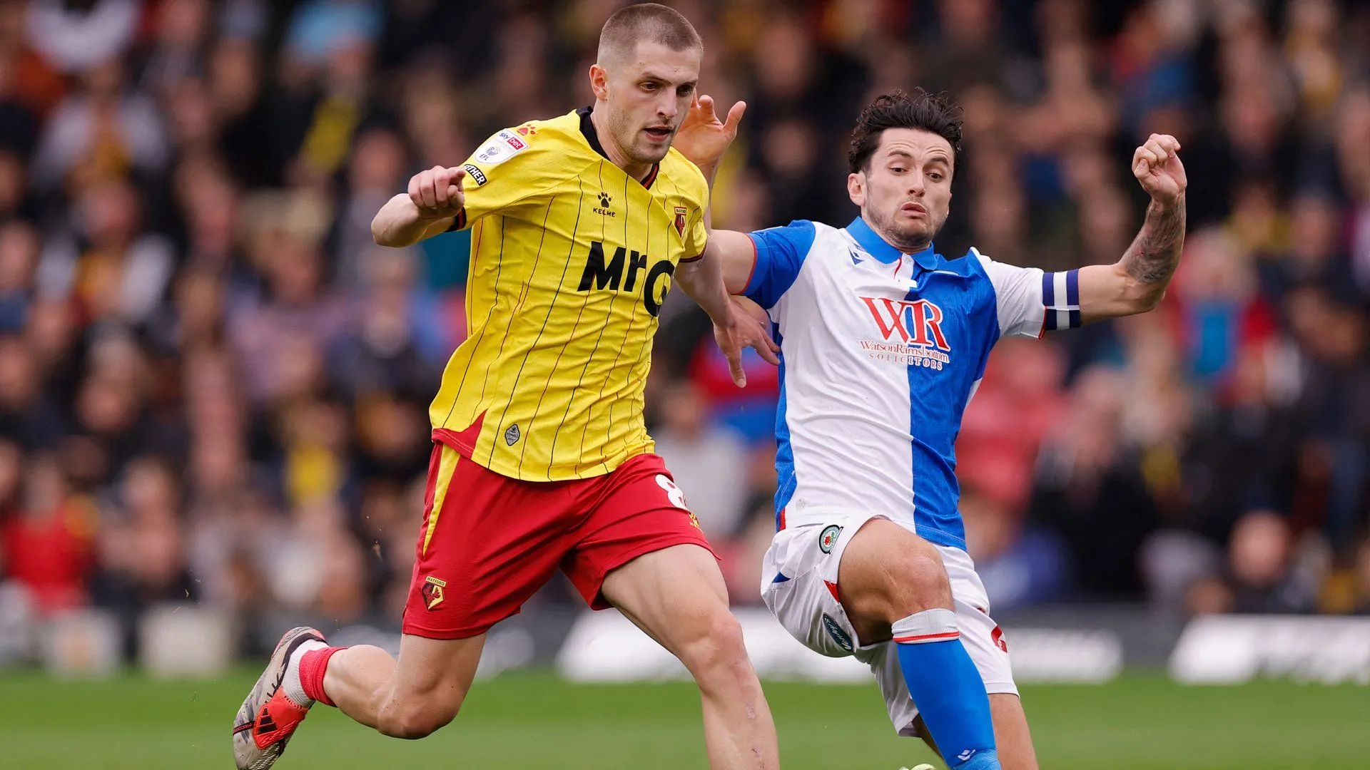 Cầu thủ Blackburn Rovers thi đấu tại giải Hạng Nhất Anh