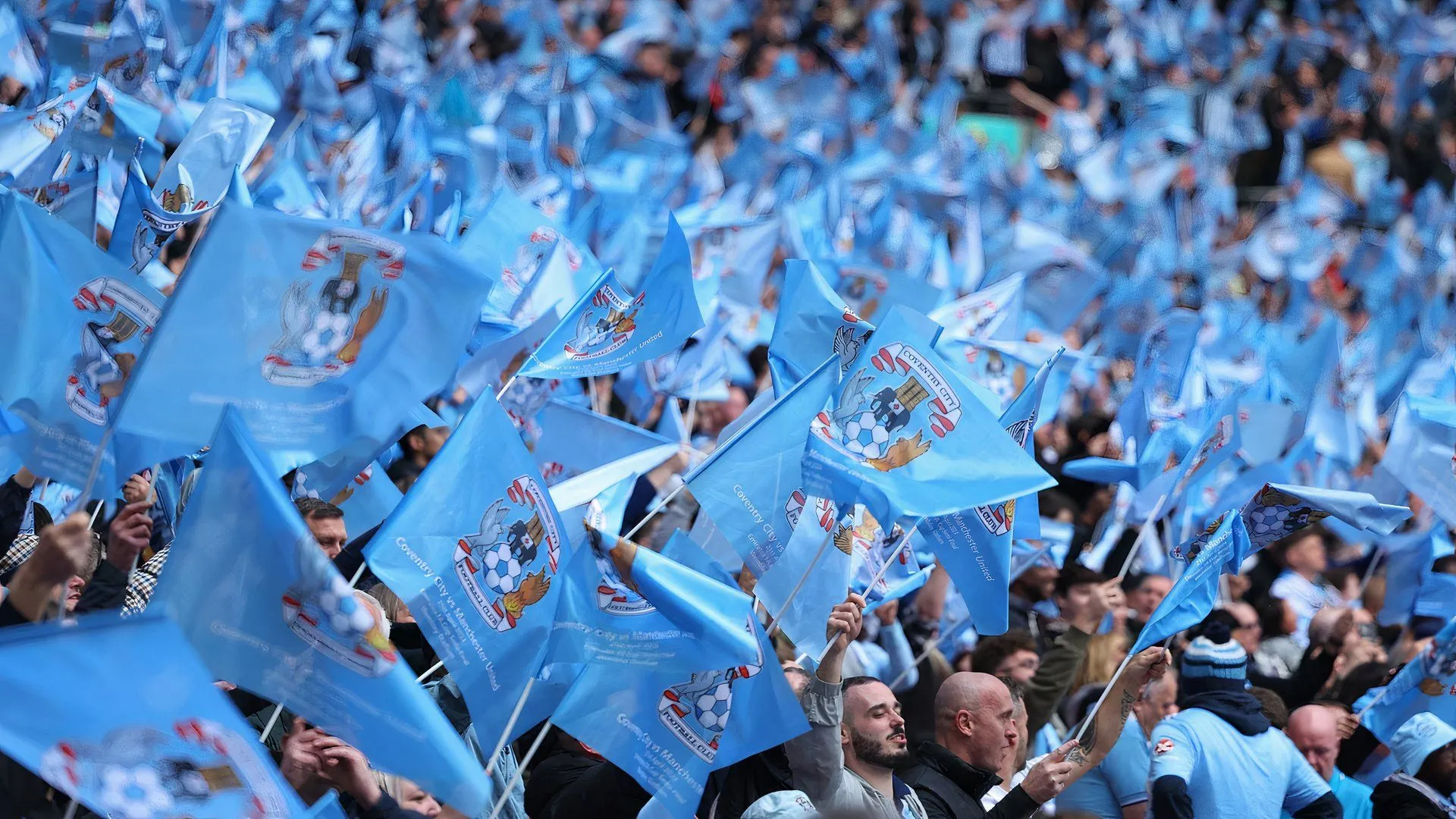 Cổ động viên Coventry City trên khán đài sân vận động CBS Arena