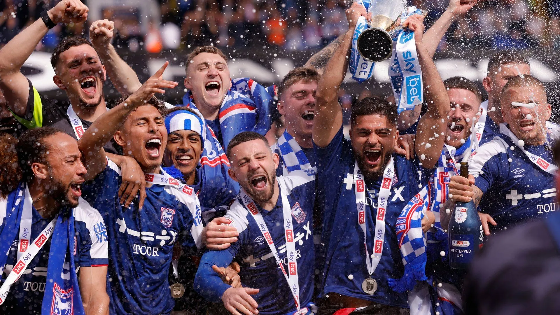 Đội hình Ipswich Town ăn mừng chiến tích thăng hạng Premier League