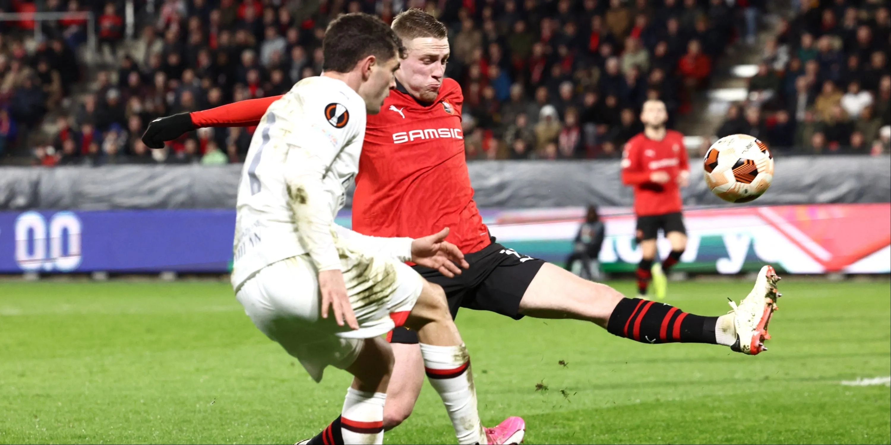 Hậu vệ Adrien Truffert đối đầu Christian Pulisic