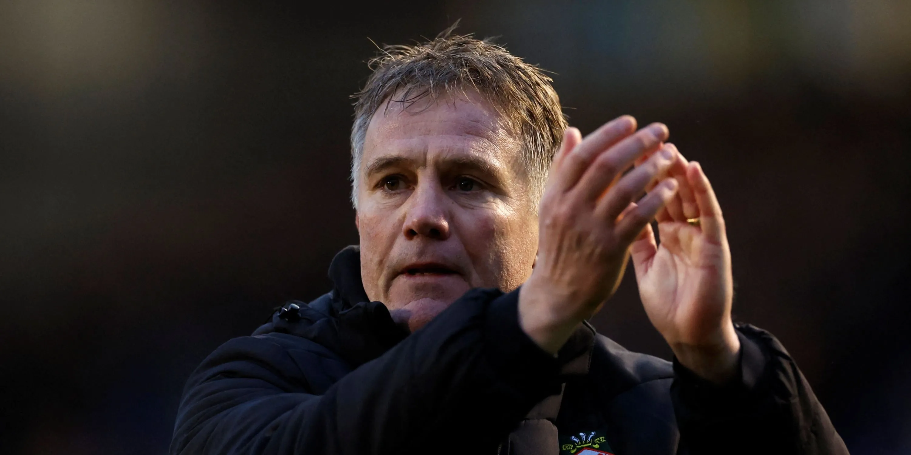HLV Phil Parkinson chỉ đạo trên sân cho câu lạc bộ Wrexham