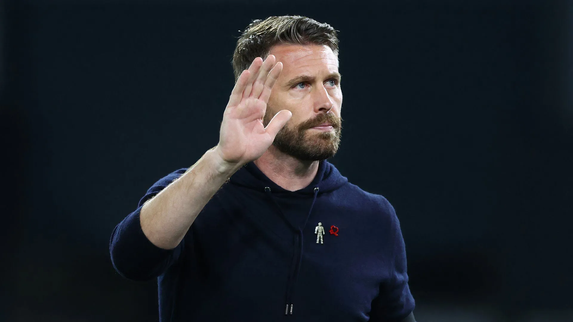 HLV Rob Edwards chỉ đạo trận đấu của Luton Town