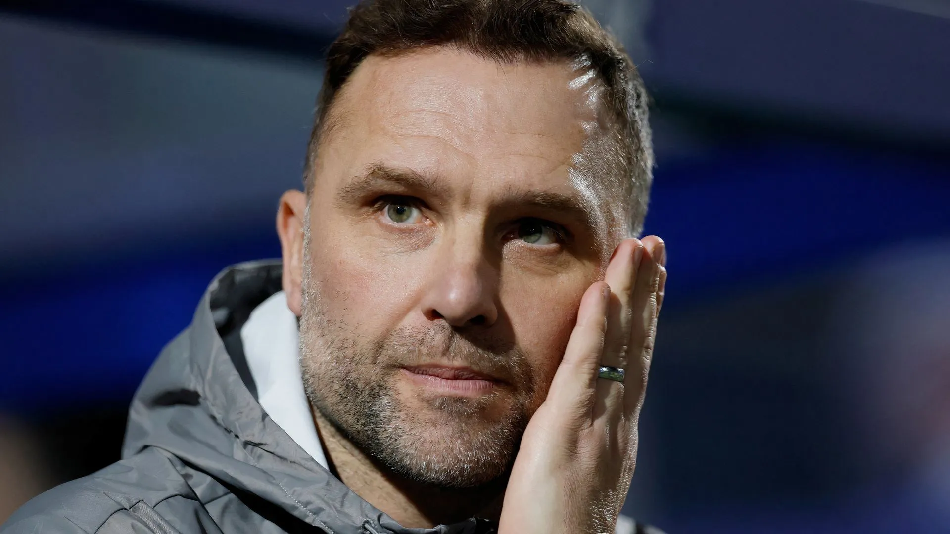 Huấn luyện viên John Eustace của Derby County chỉ đạo từ đường biên