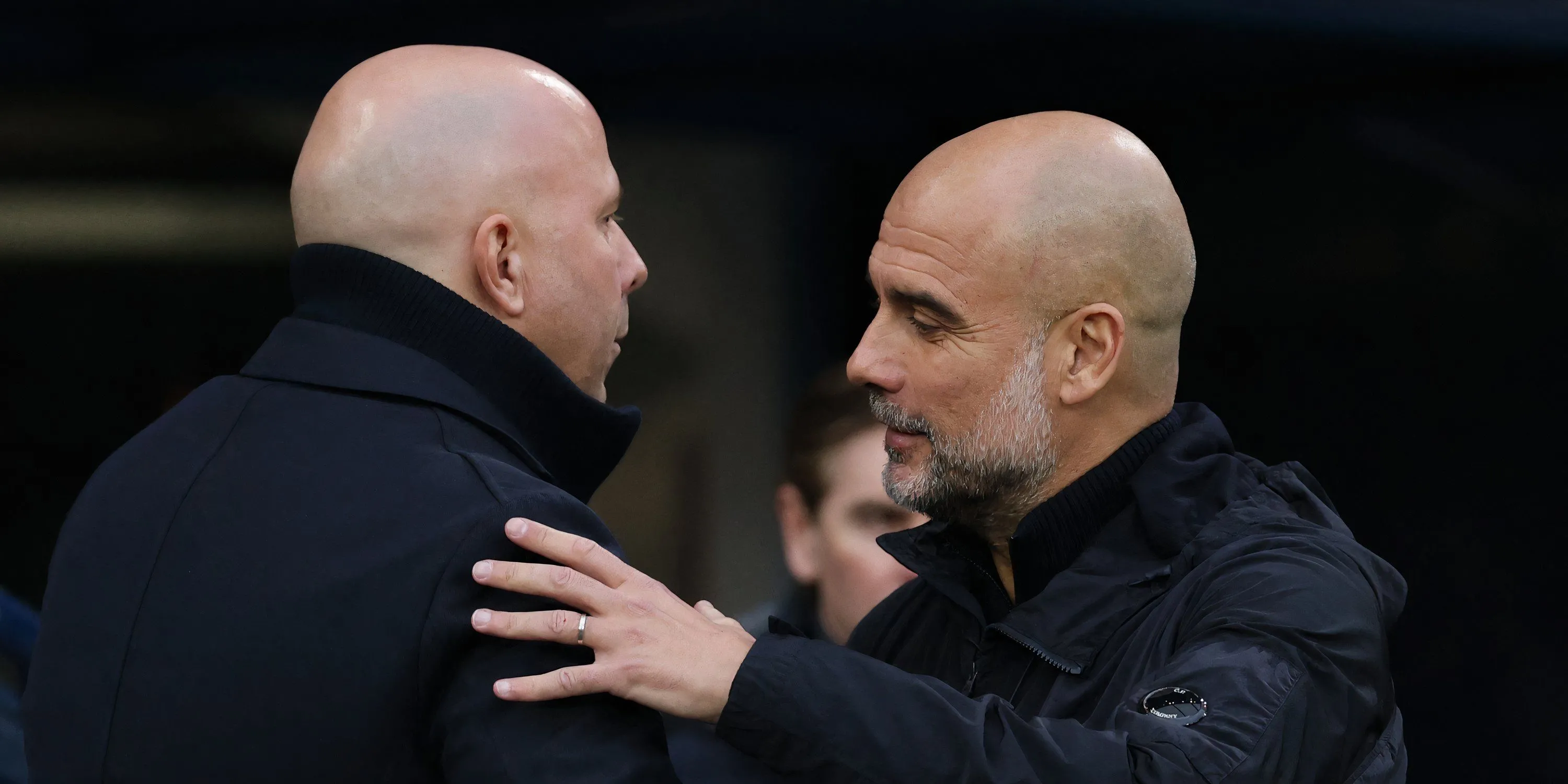 Huấn luyện viên Pep Guardiola của Man City và Arne Slot của Liverpool