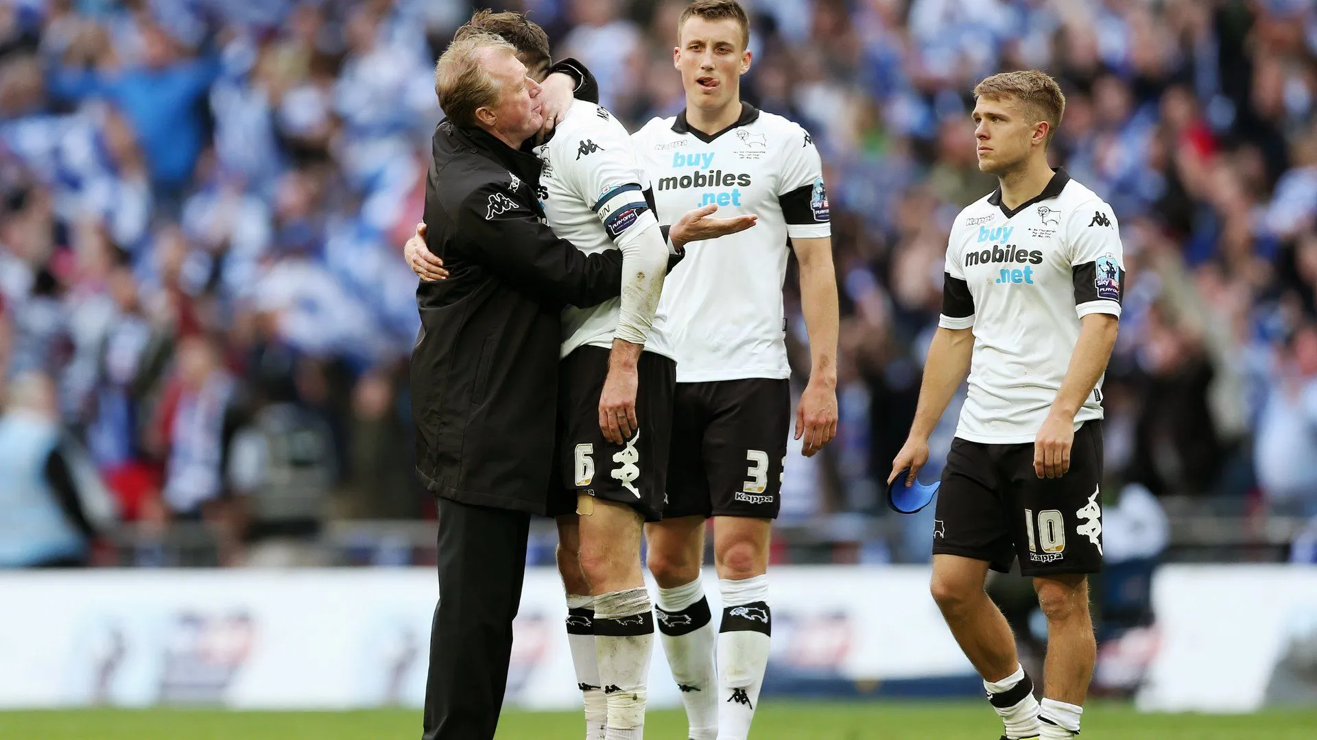 Jamie Ward và Steve McClaren ăn mừng cùng đồng đội Derby County