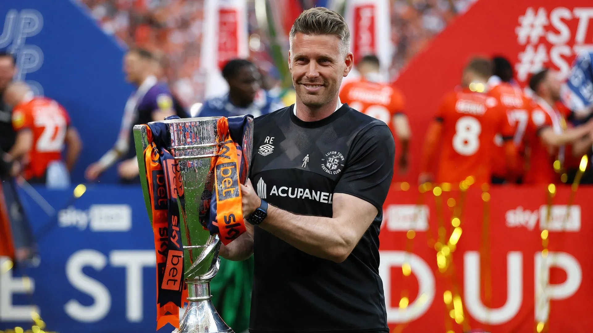 Khoảnh khắc HLV Rob Edwards ăn mừng cùng Luton Town thăng hạng Premier League